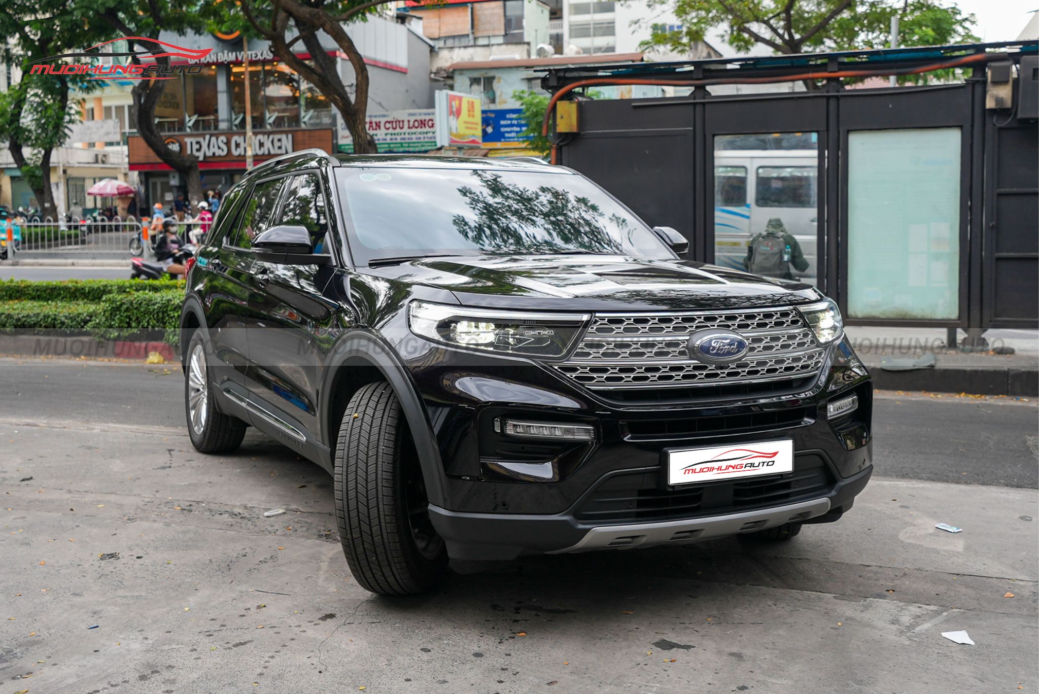 Hình ảnh thực tế dán phim PPF TPU Sunroof cách nhiệt cửa sổ trời xe Ford Explorer 2024