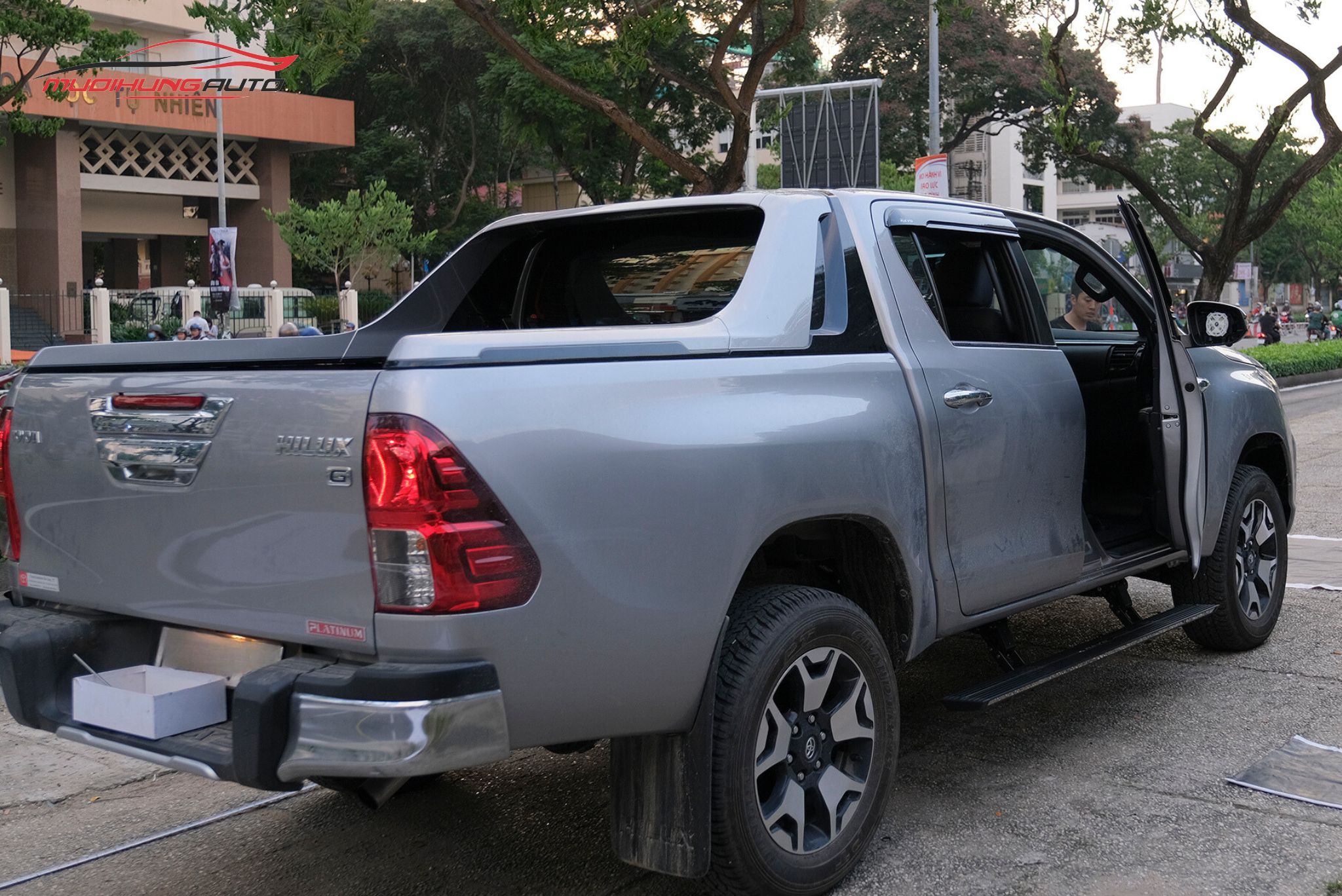 Bậc bước chân điện Toyota Hilux 2019