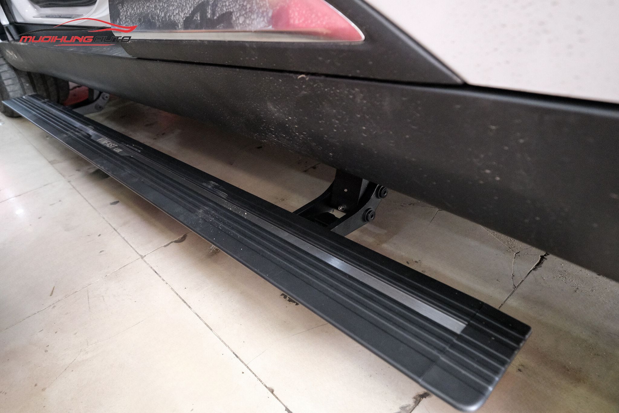 Bậc bước chân điện Vinfast LUX SA