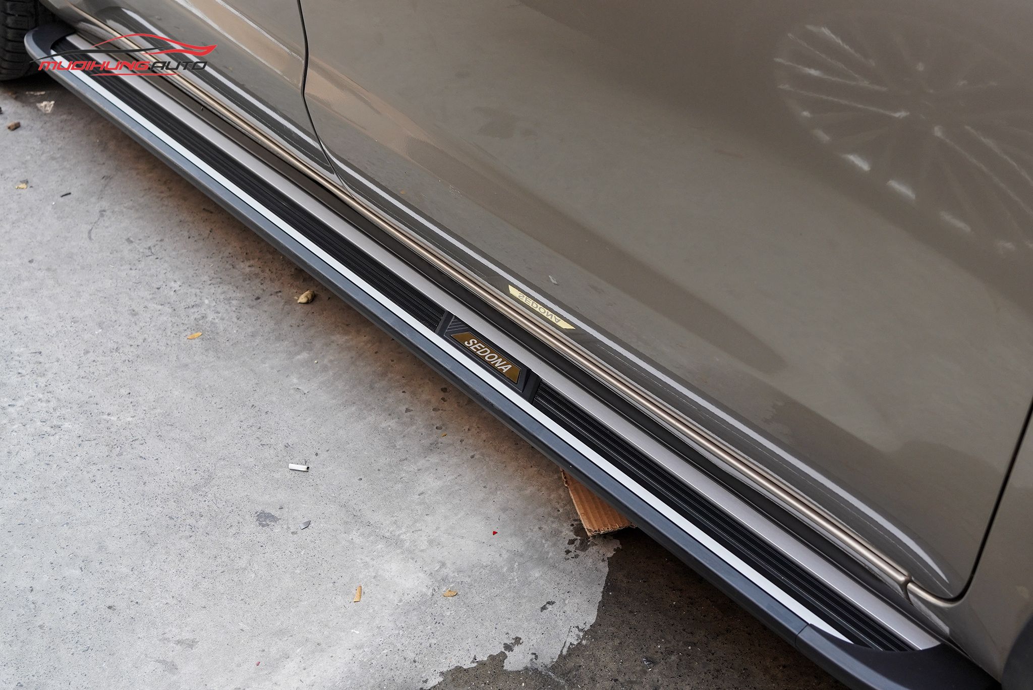 Bậc bước chân xe Kia Sedona