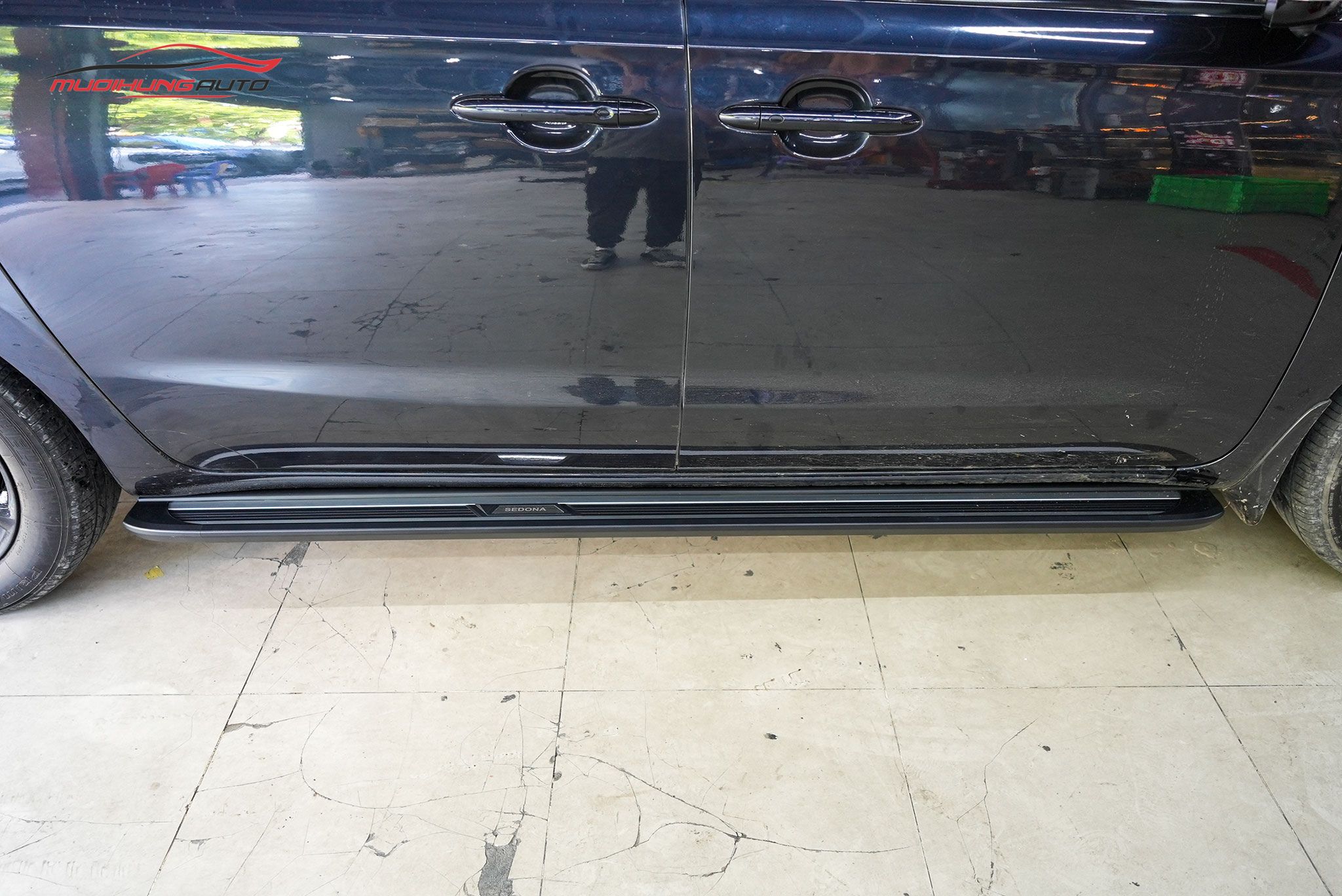 Bậc bước lên xuống Kia Sedona