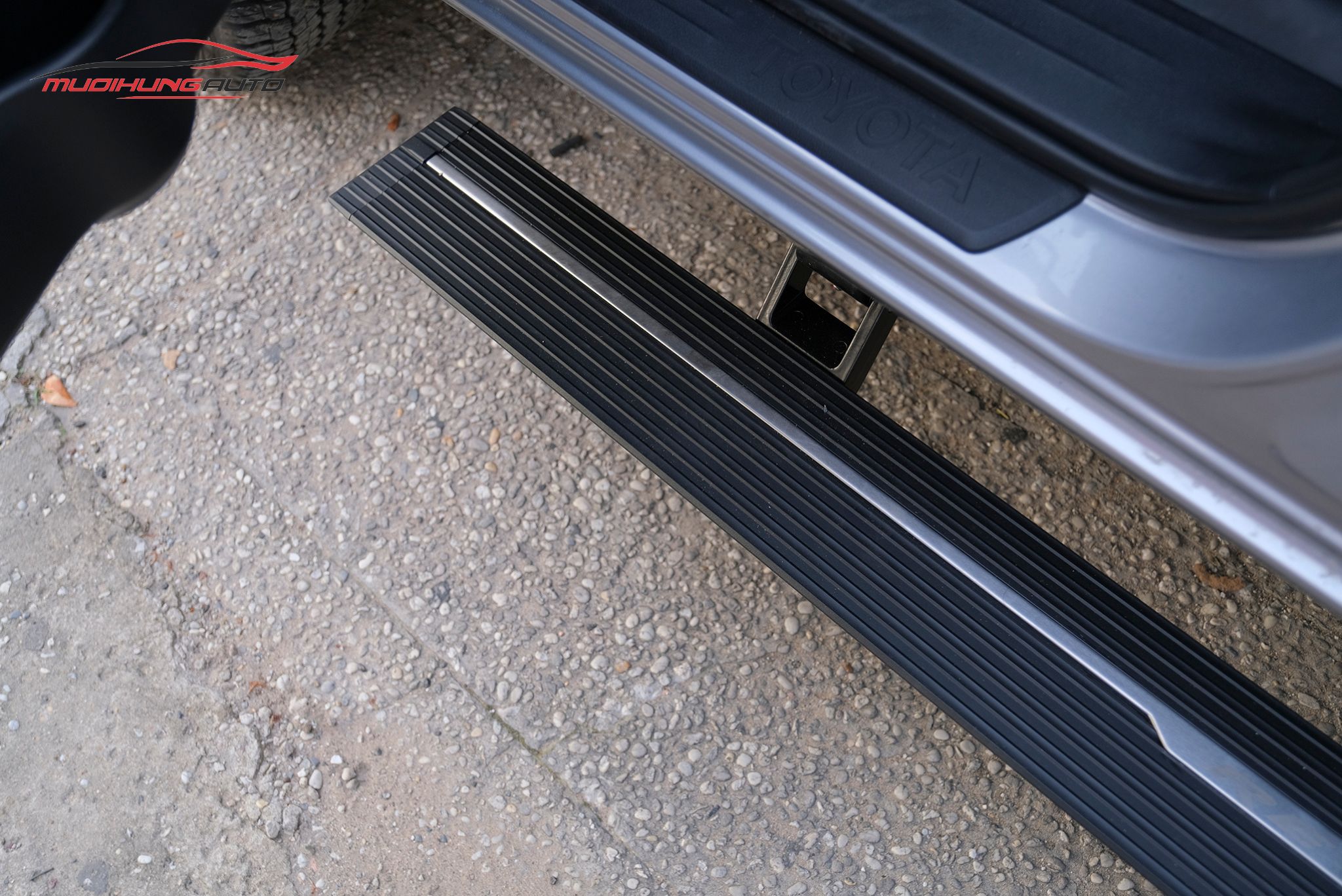 Bậc dẫm điện Toyota Hilux 2019