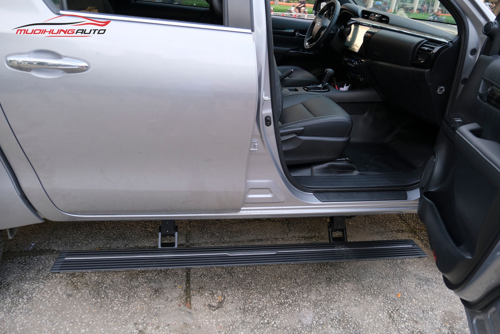 Bậc dẫm điện tự động cho Toyota Hilux 2019