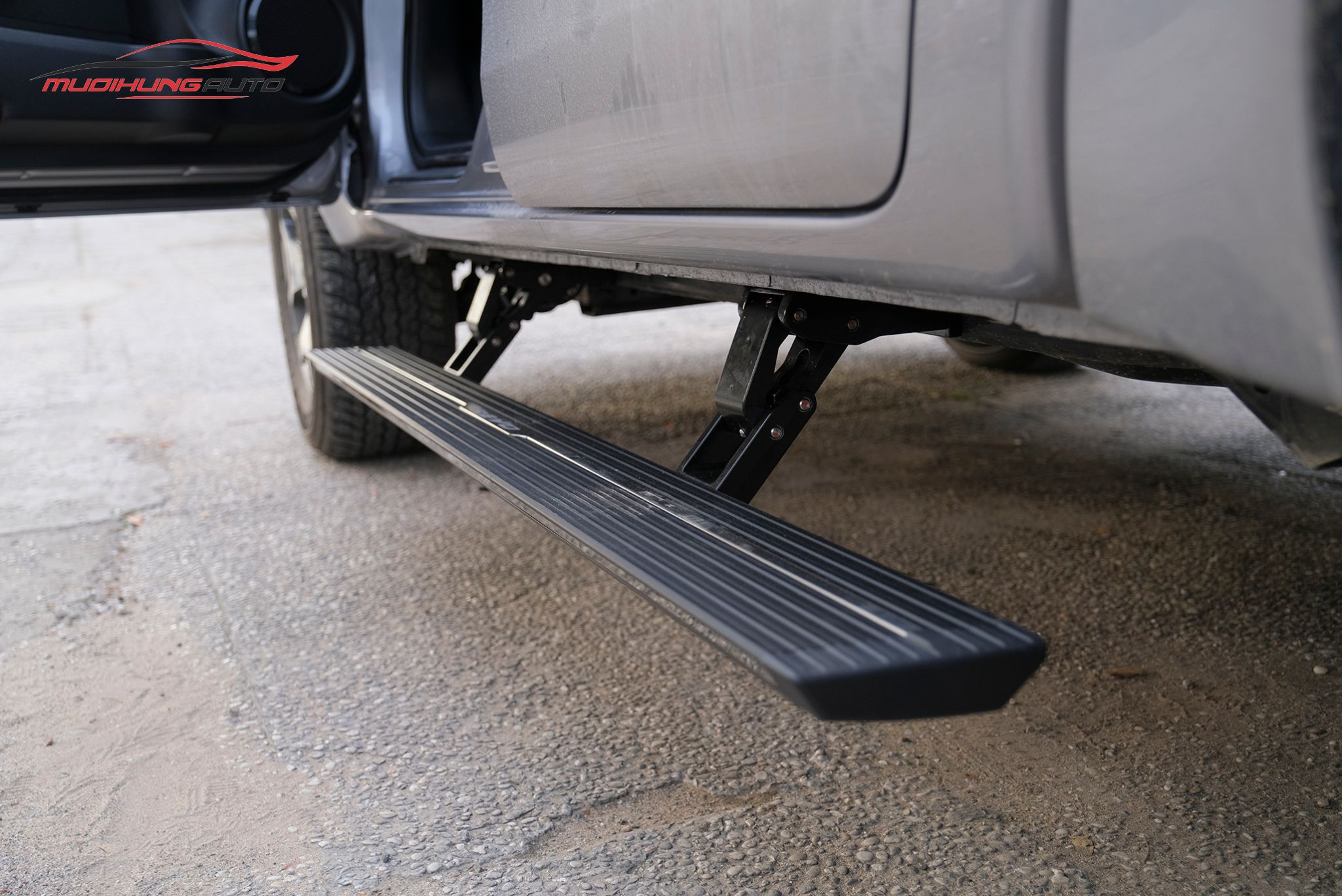 Bậc dẫm điện tự động Toyota Hilux 2019