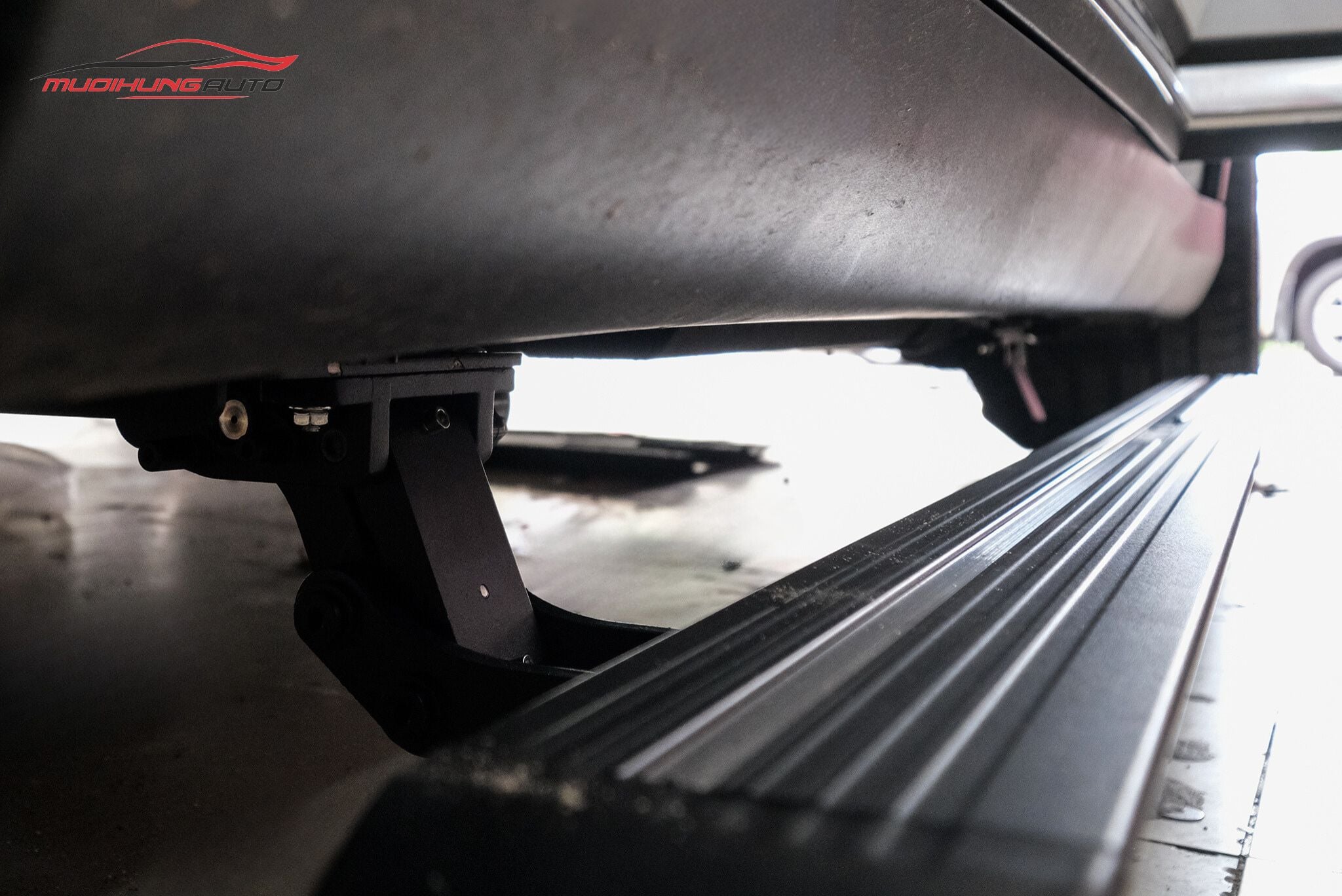 Bậc dẫm điện tự động Vinfast LUX SA