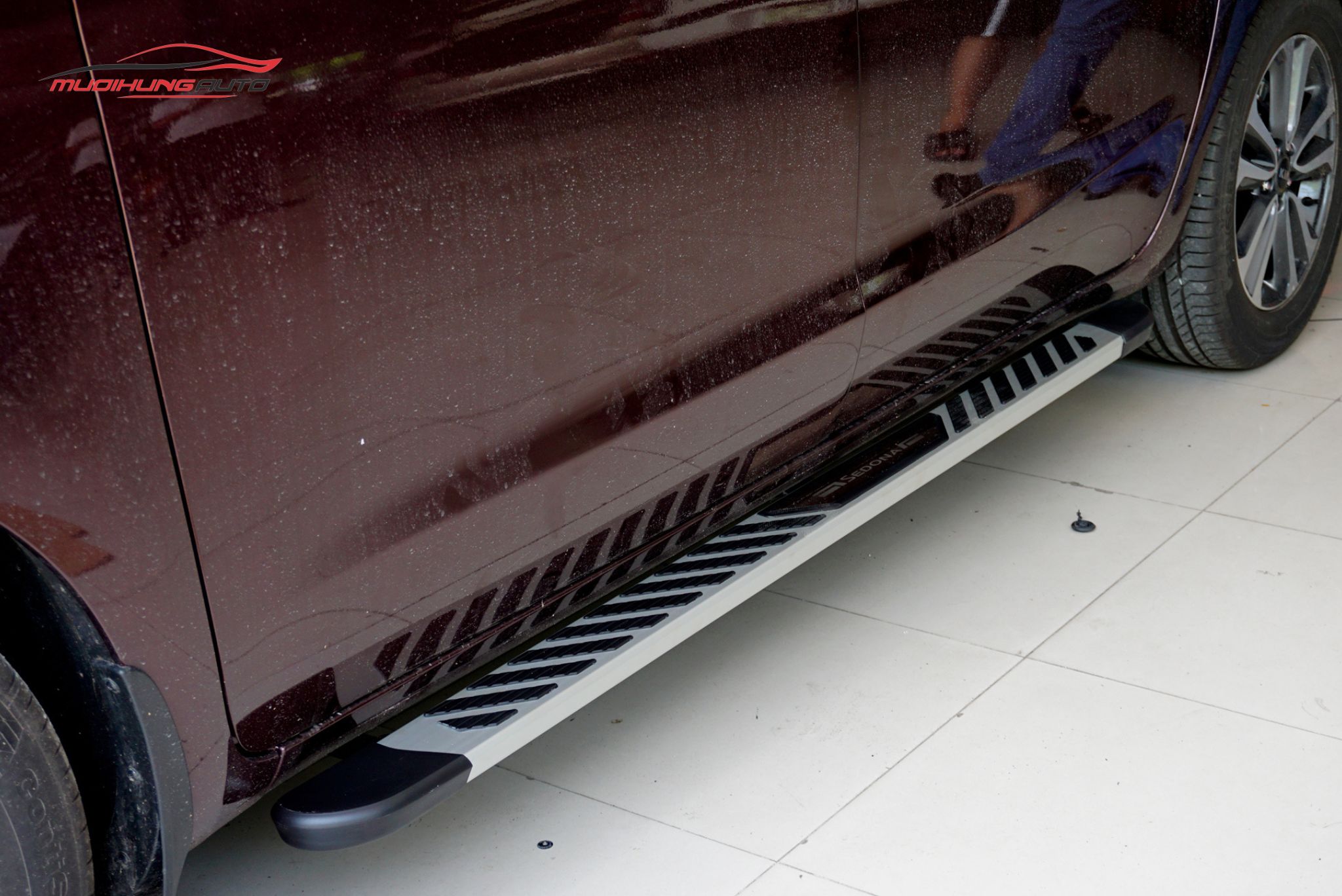 Bậc lên xuống Kia Sedona