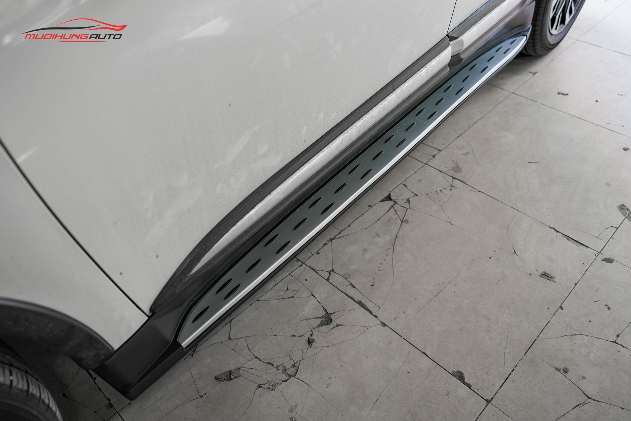 Bậc lên xuống Mitsubishi Outlander 2020