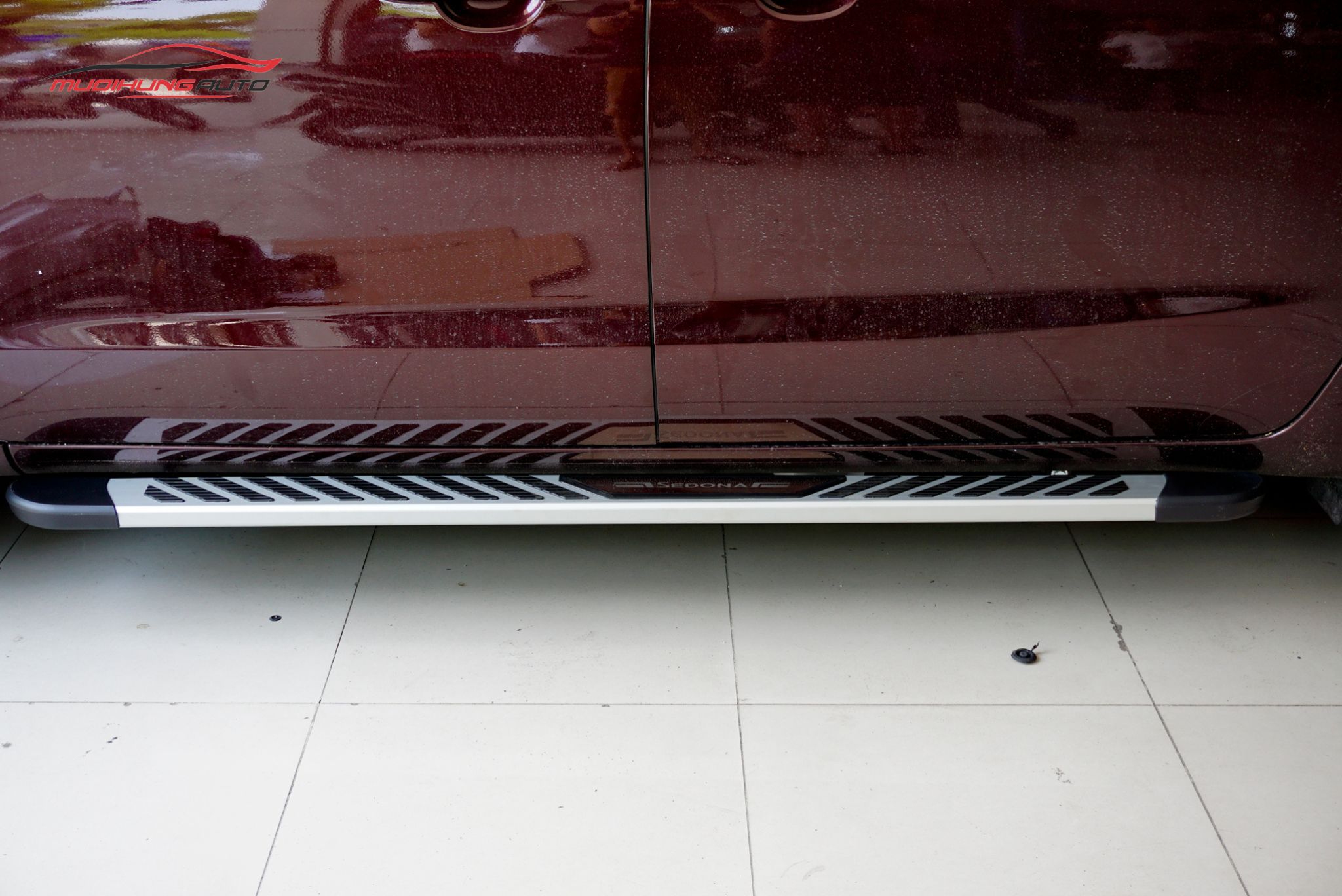 Bậc lên xuống xe Kia Sedona