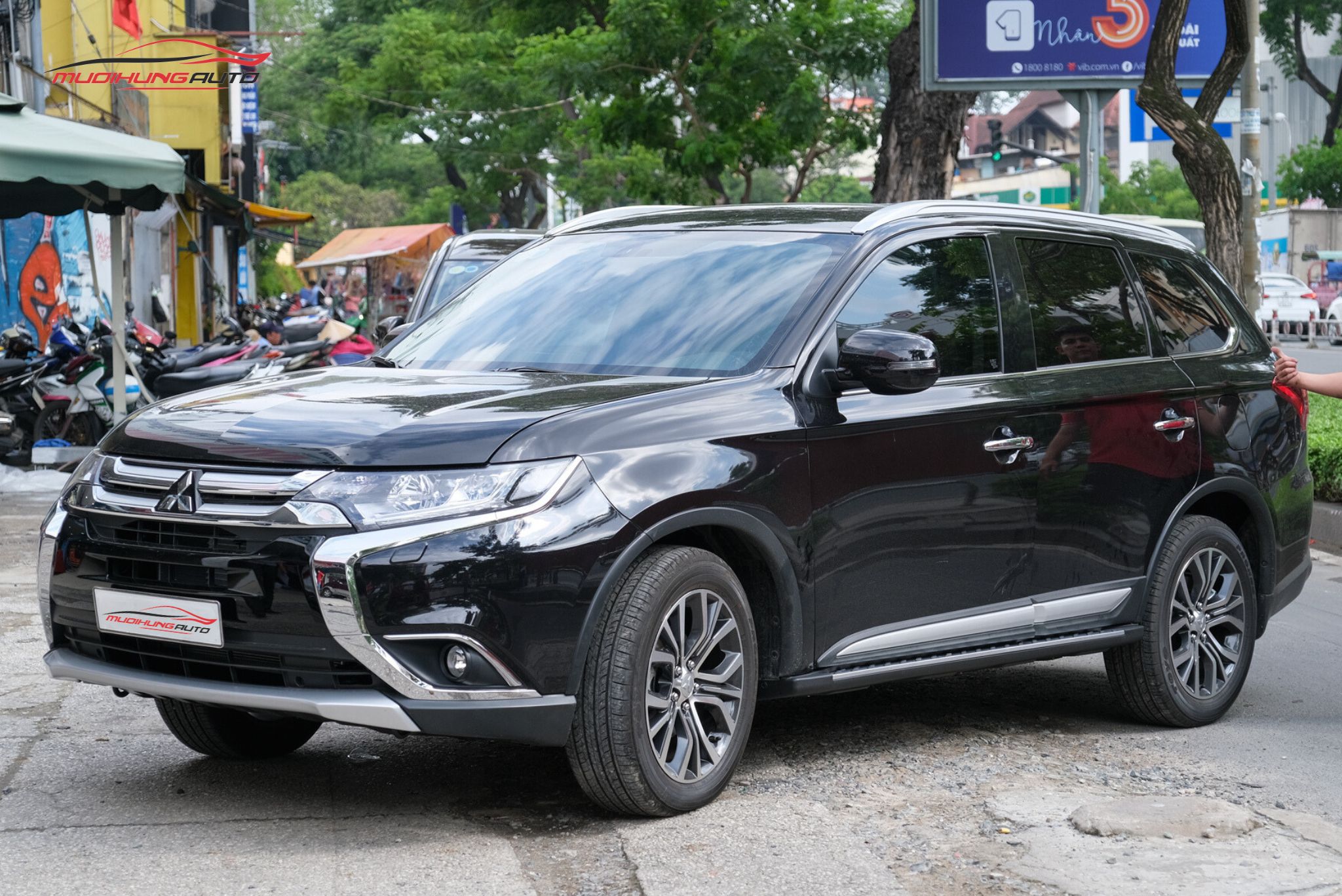 Bệ bước chân Mitsubishi Outlander 2020