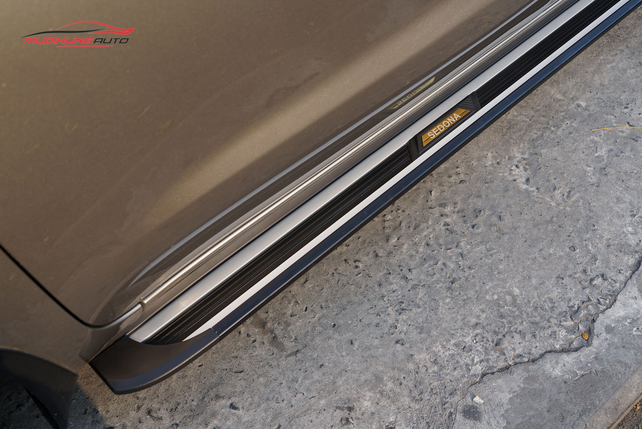 Bệ bước chân xe Kia Sedona