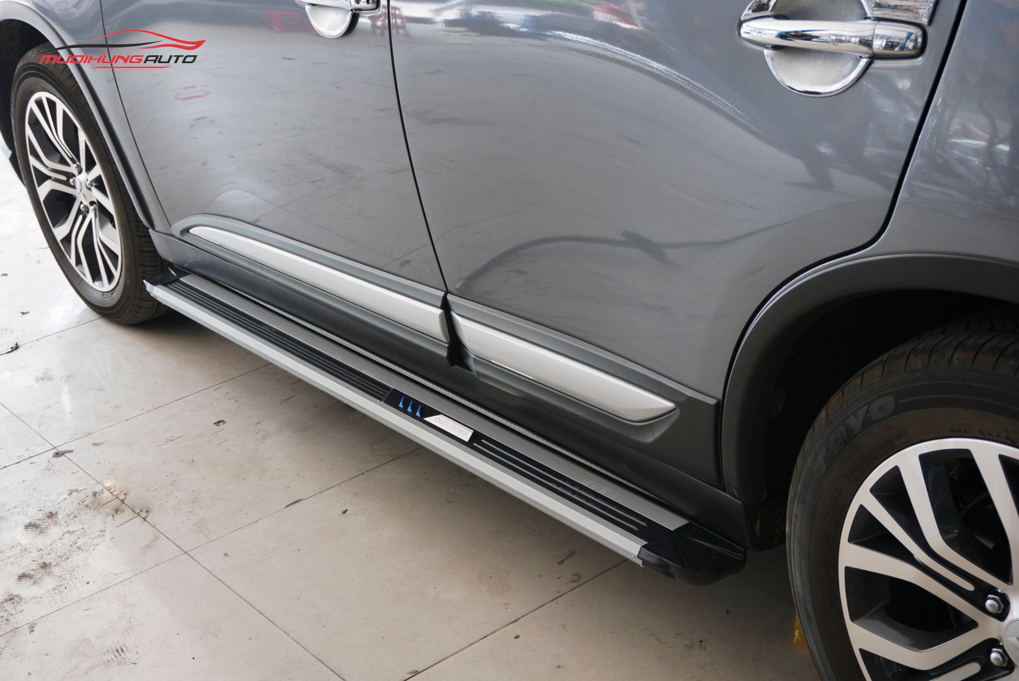 Bệ bước cho xe Mitsubishi Outlander 2020