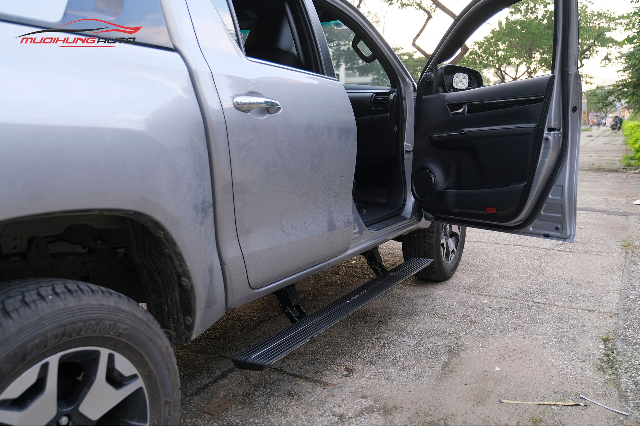 Bệ bước điện cho xe Toyota Hilux 2019