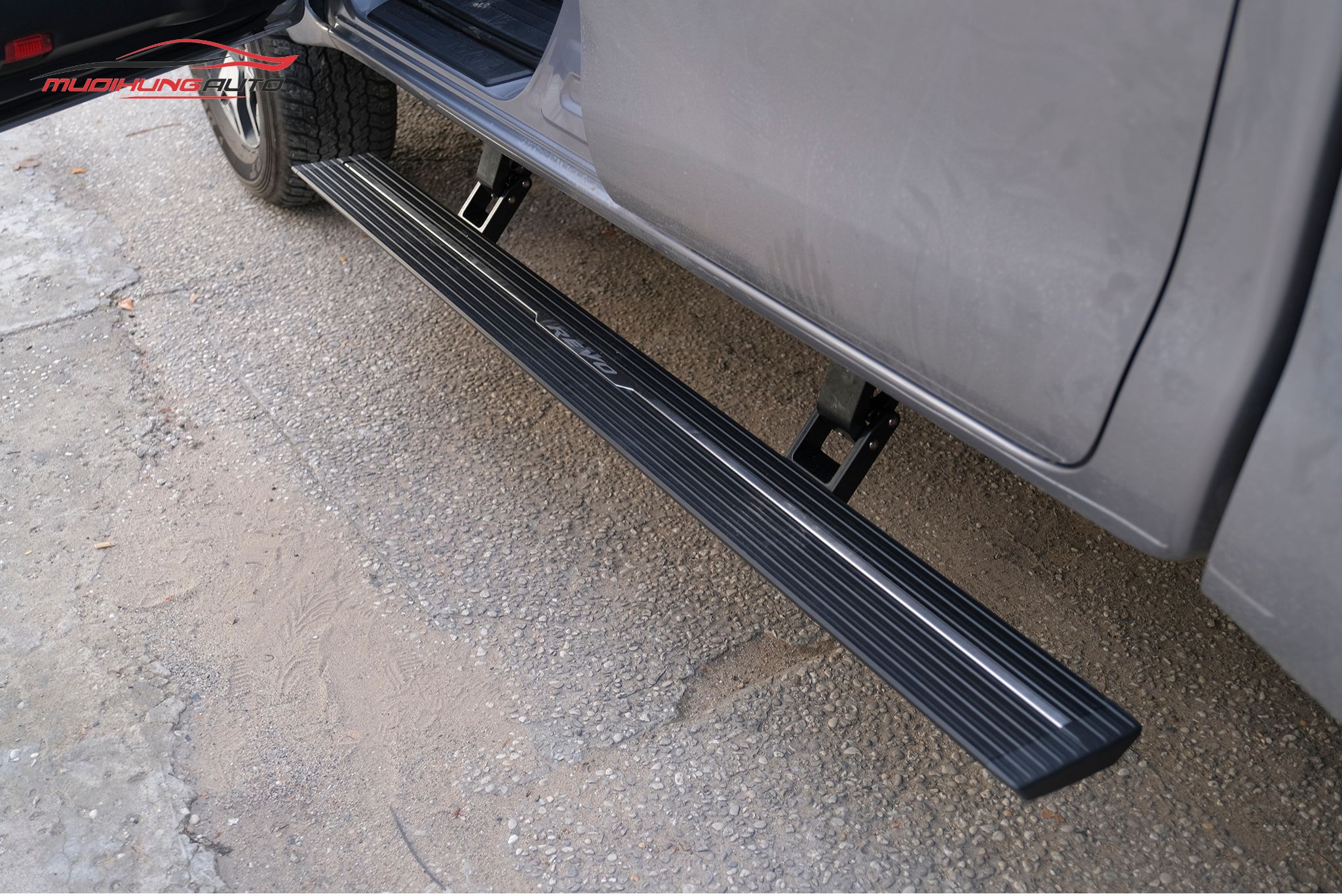 Bệ bước điện ô tô Toyota Hilux 2019