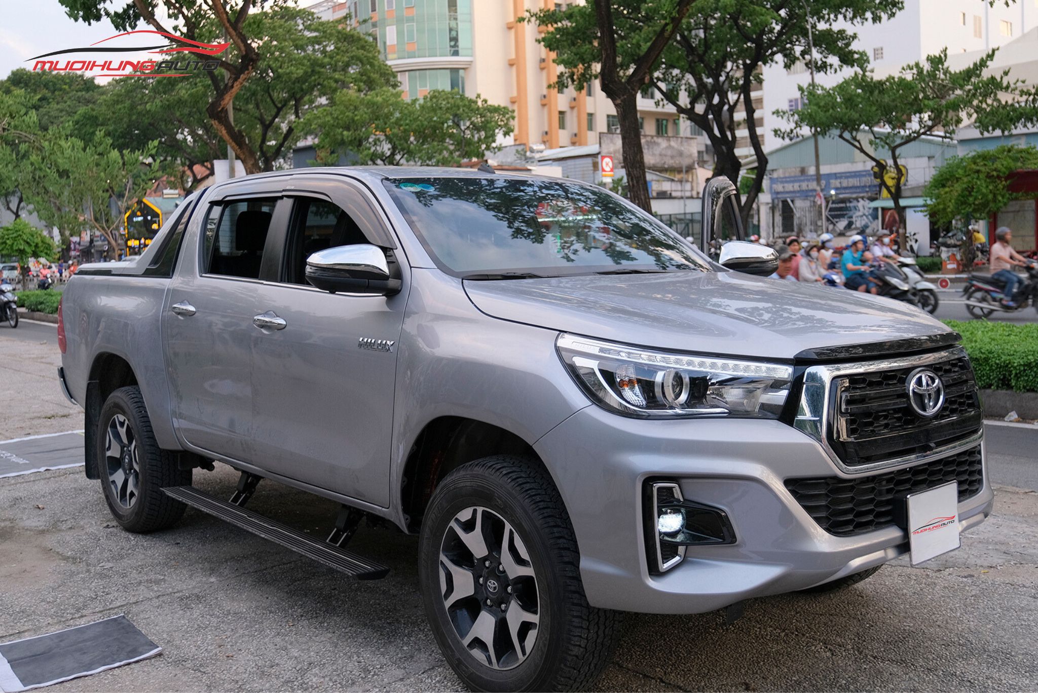 Bệ bước điện Toyota Hilux 2019