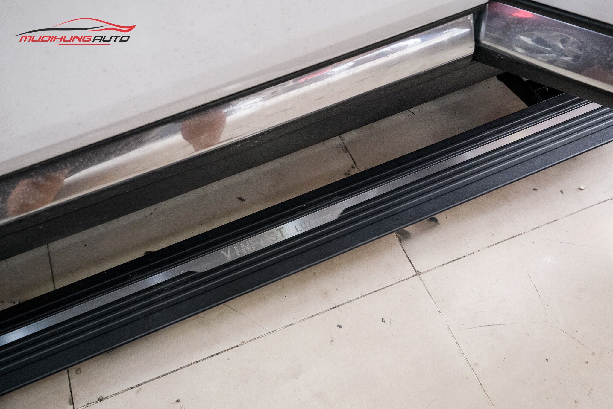 Bệ bước điện tự động Vinfast LUX SA