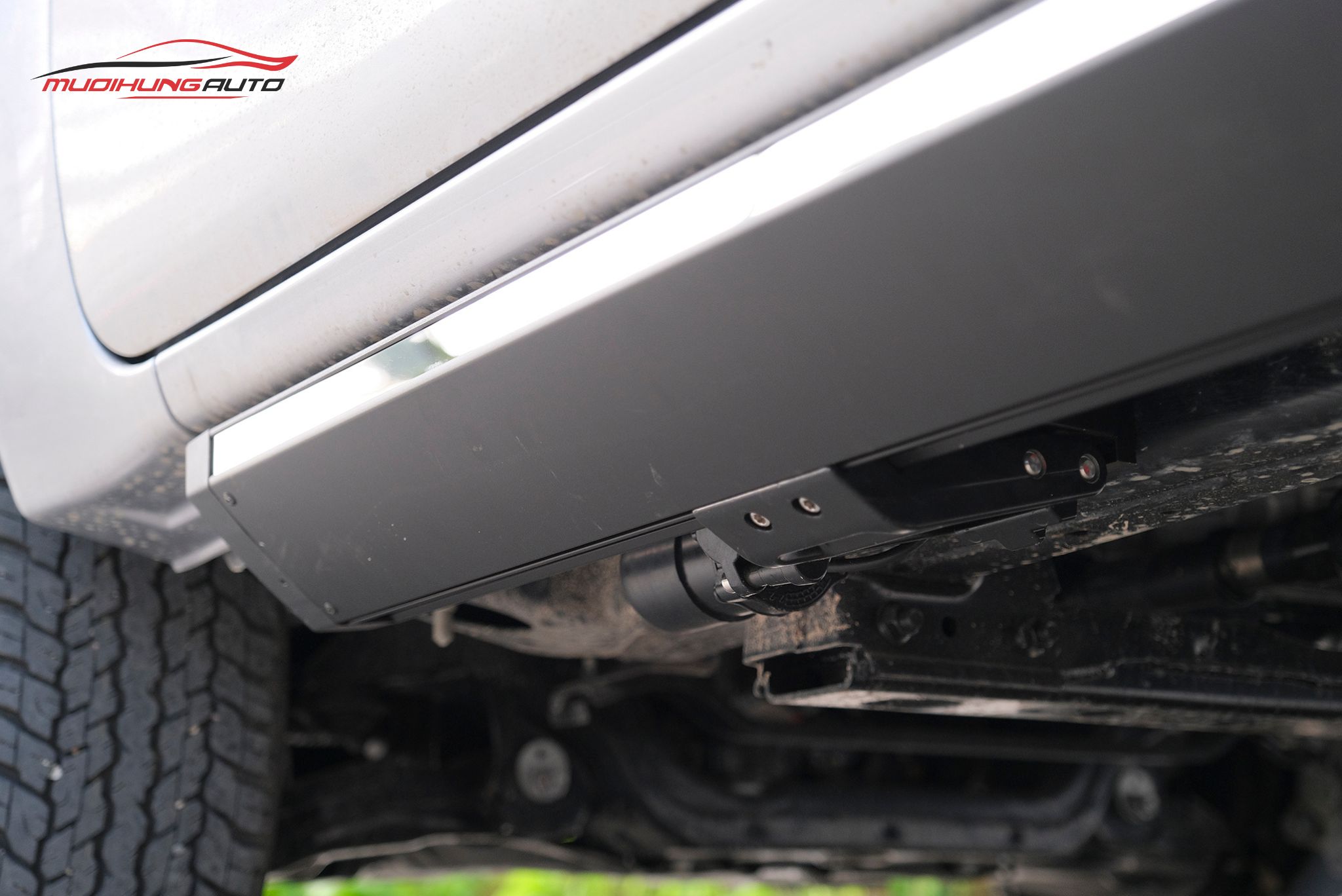 Bệ bước điện xe Toyota Hilux 2019