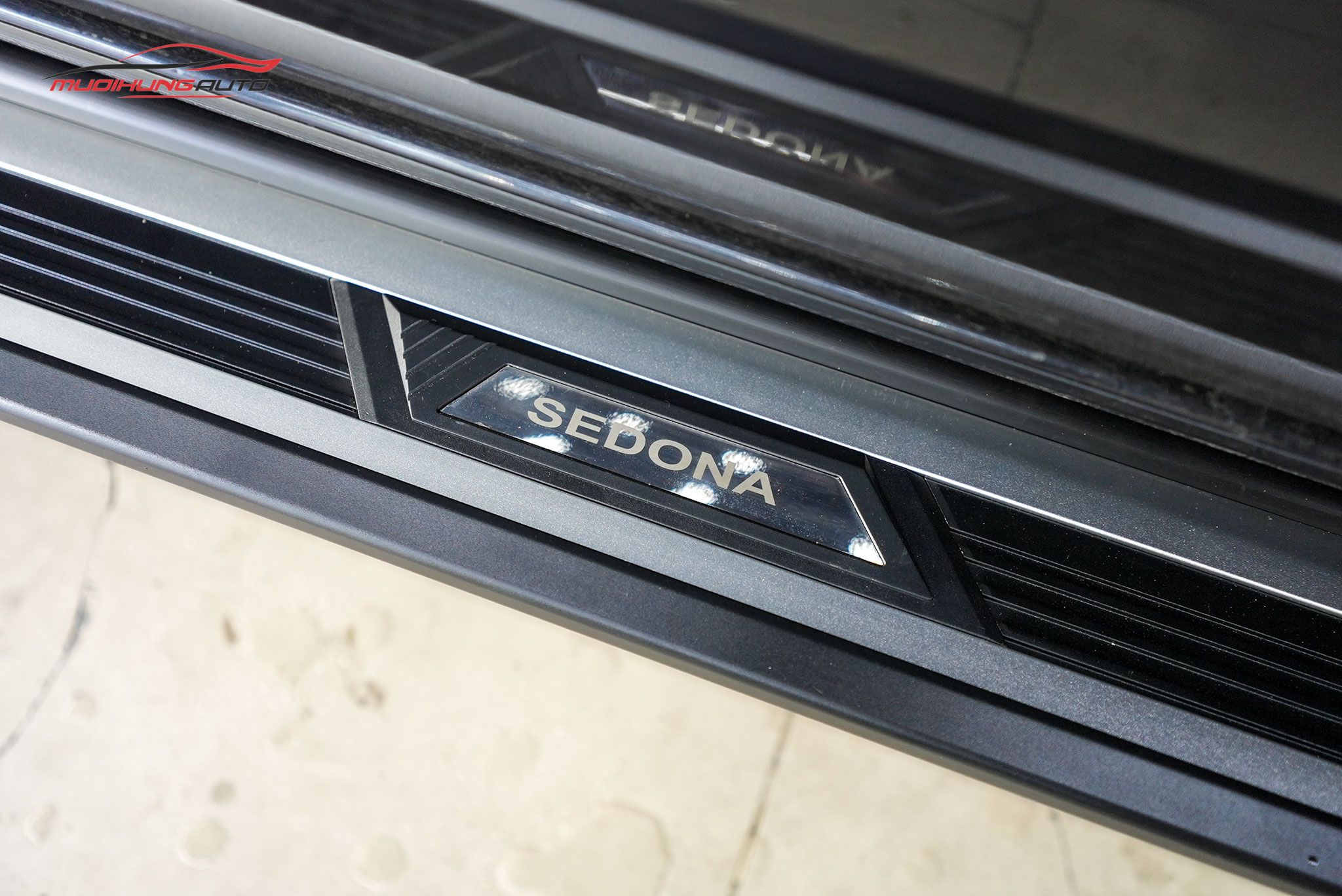 Bệ bước lên xuống Kia Sedona