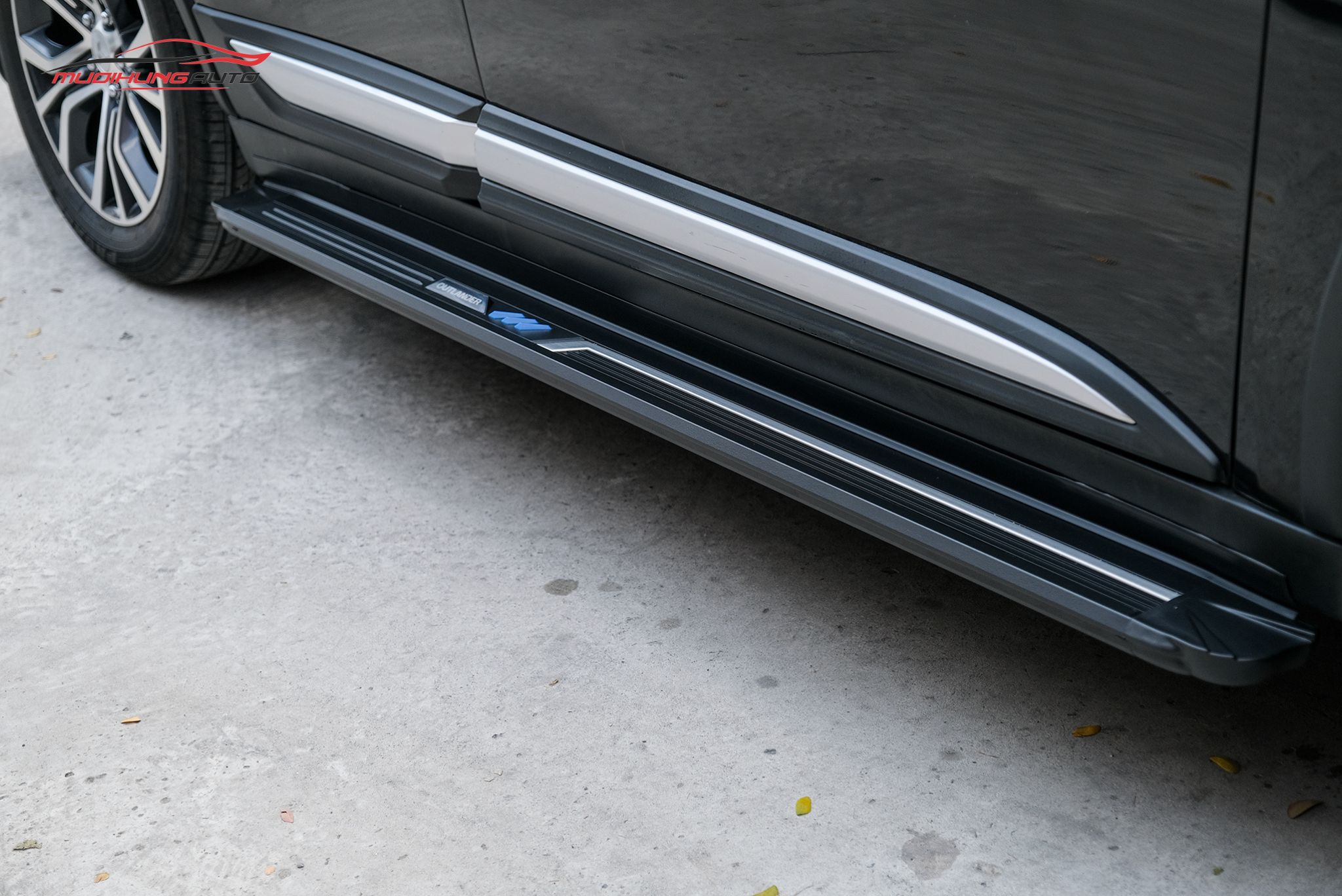 Bệ bước lên xuống Mitsubishi Outlander 2020