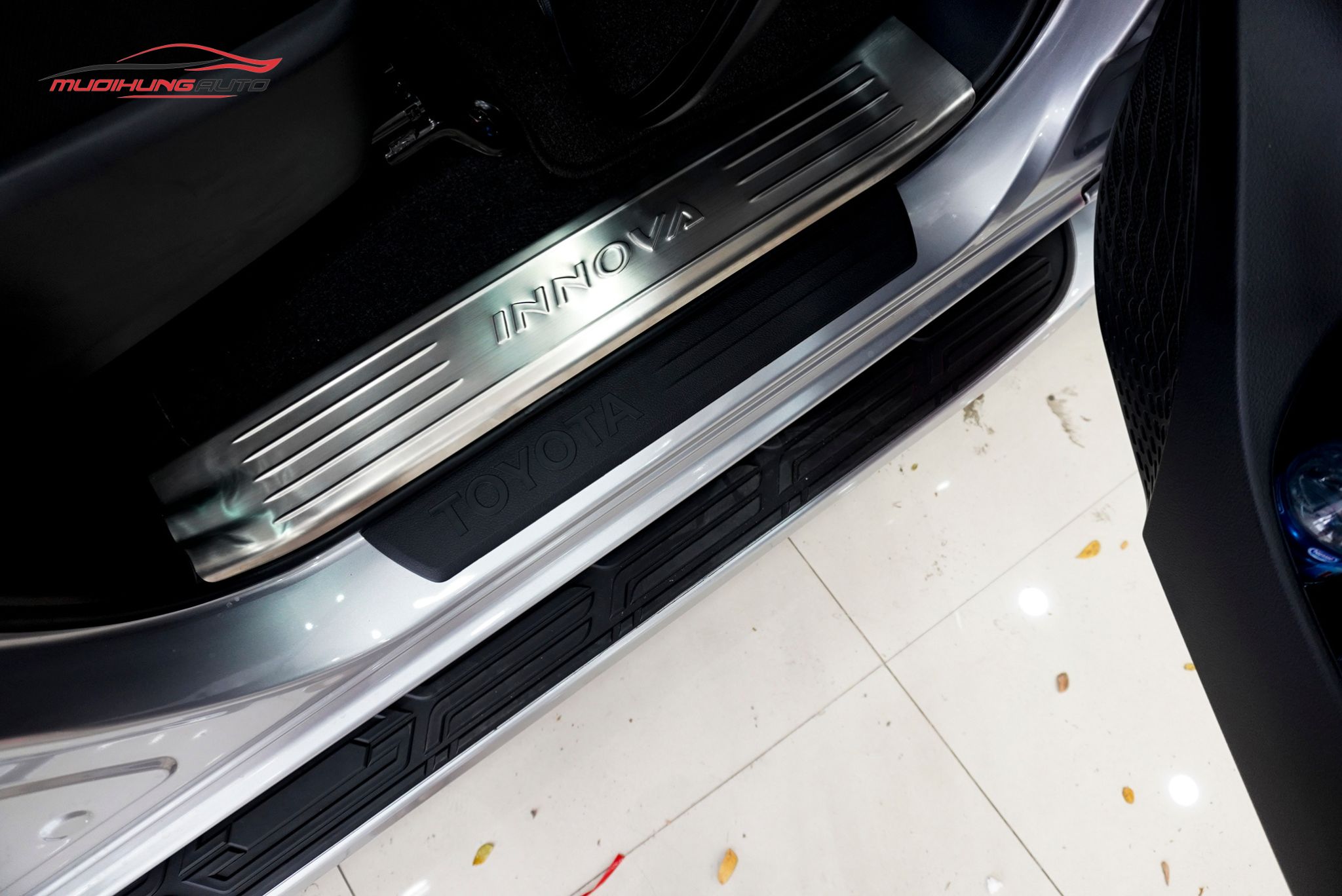 Bệ bước lên xuống Toyota Innova 2018