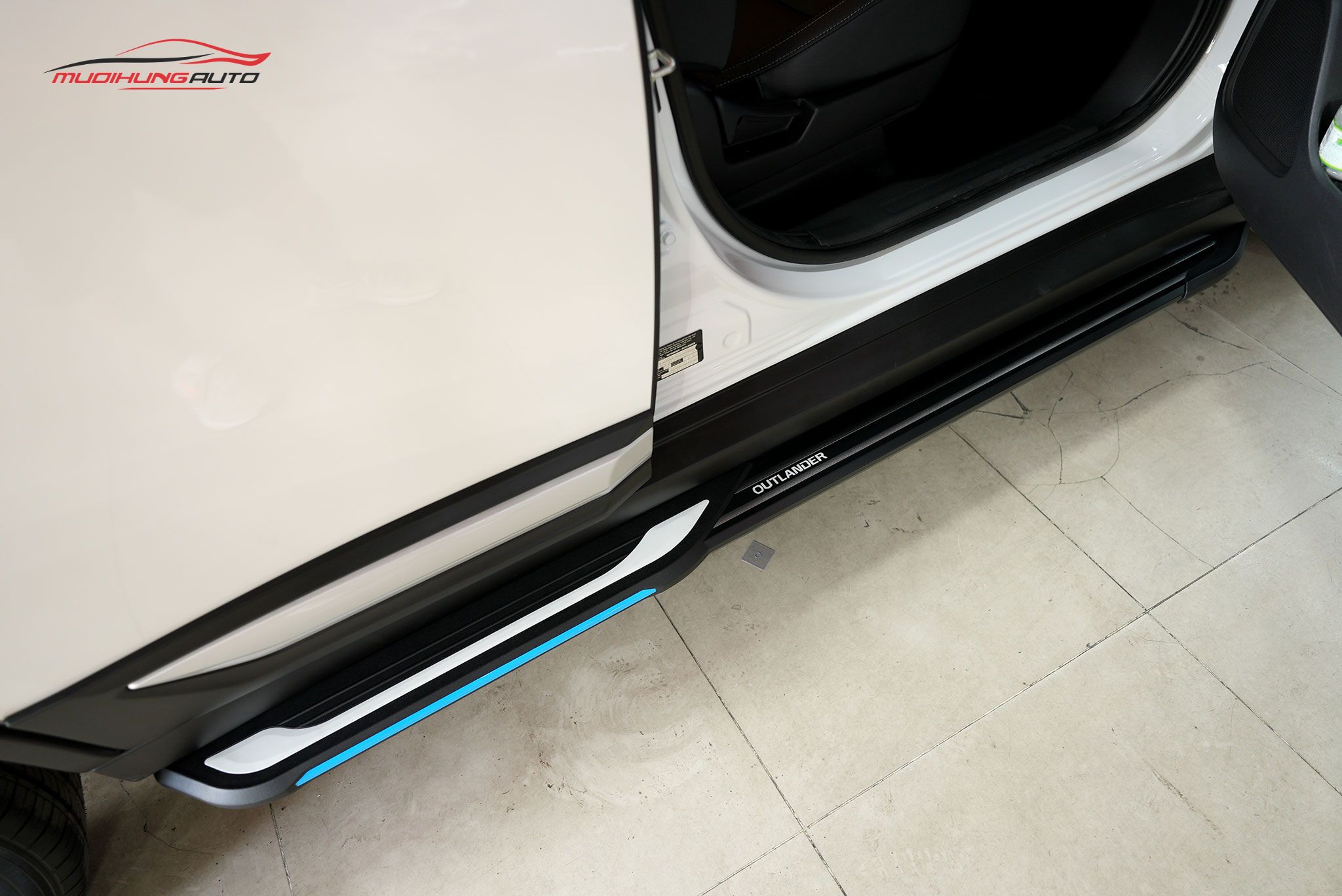 Bệ bước Mitsubishi Outlander 2020