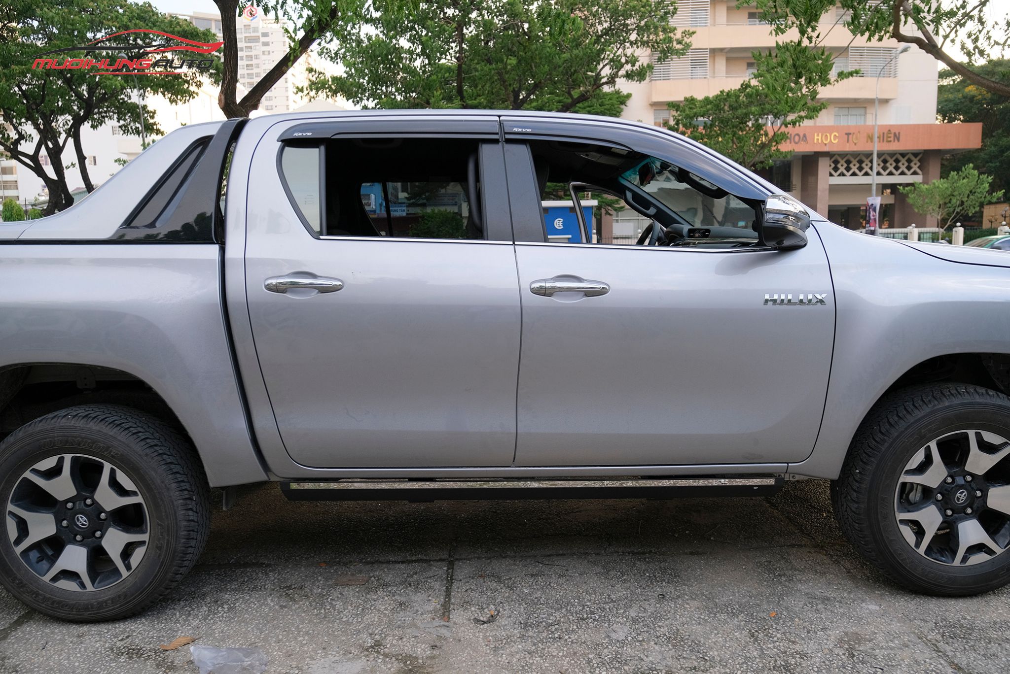 Bệ bước tự động Toyota Hilux 2019