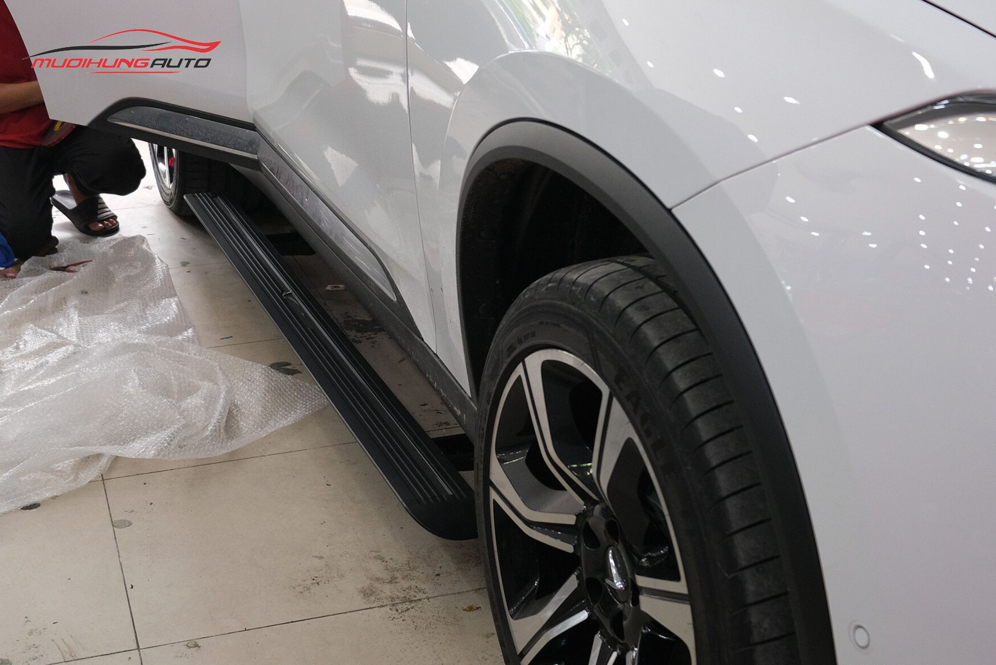 Bệ bước tự động Vinfast LUX SA