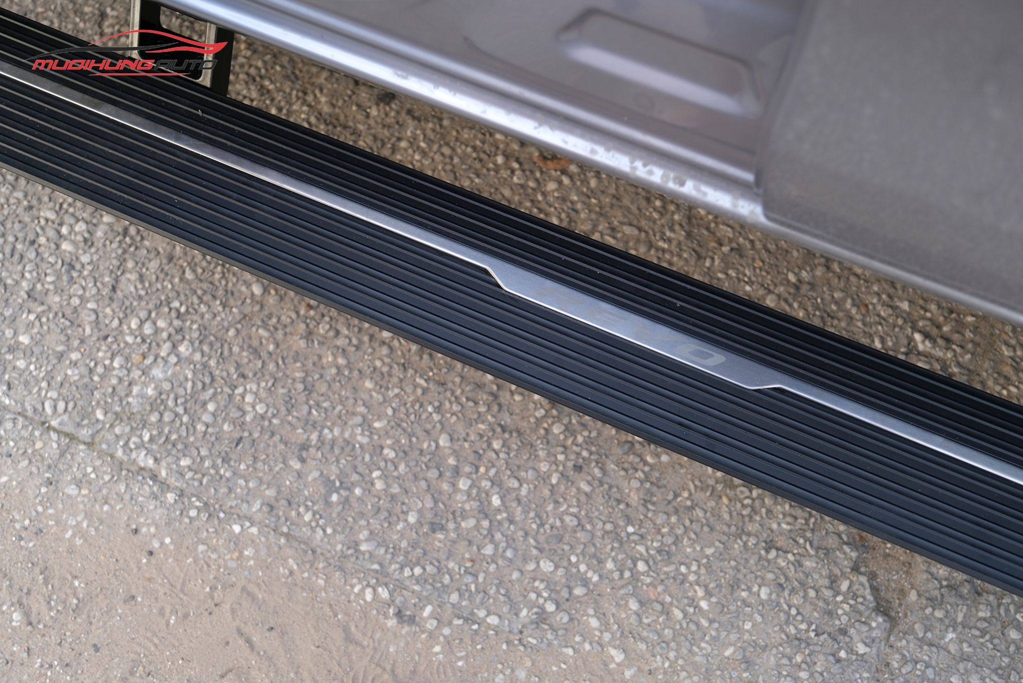 Bệ bước tự động xe Toyota Hilux 2019