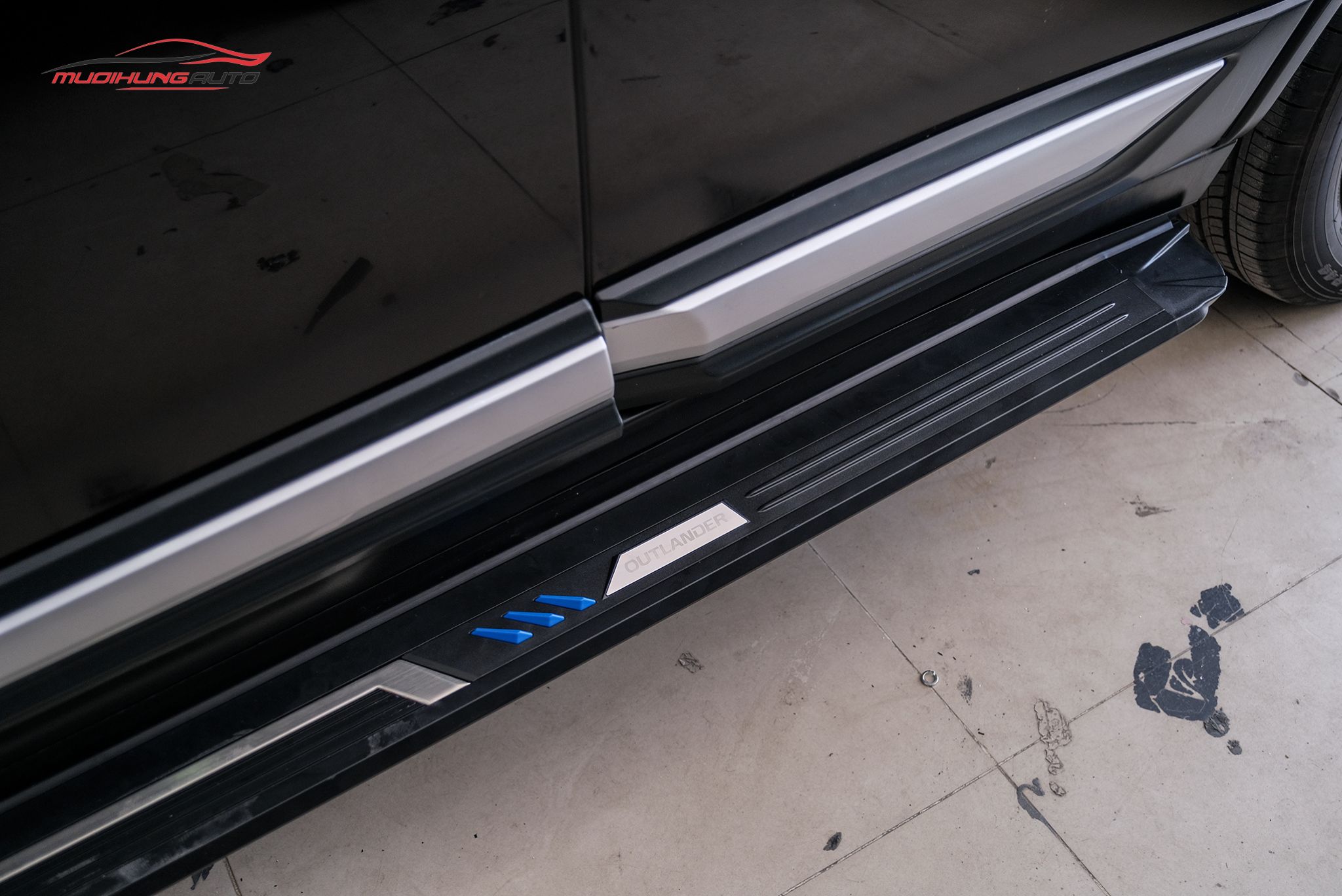 Bệ lên xuống Mitsubishi Outlander 2020