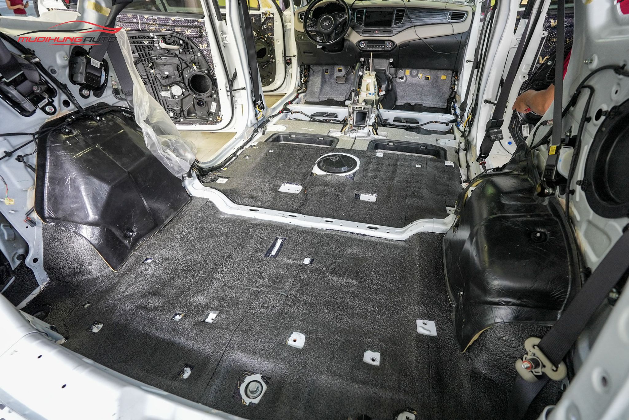 Cách âm cho sàn xe Kia Rondo 2015