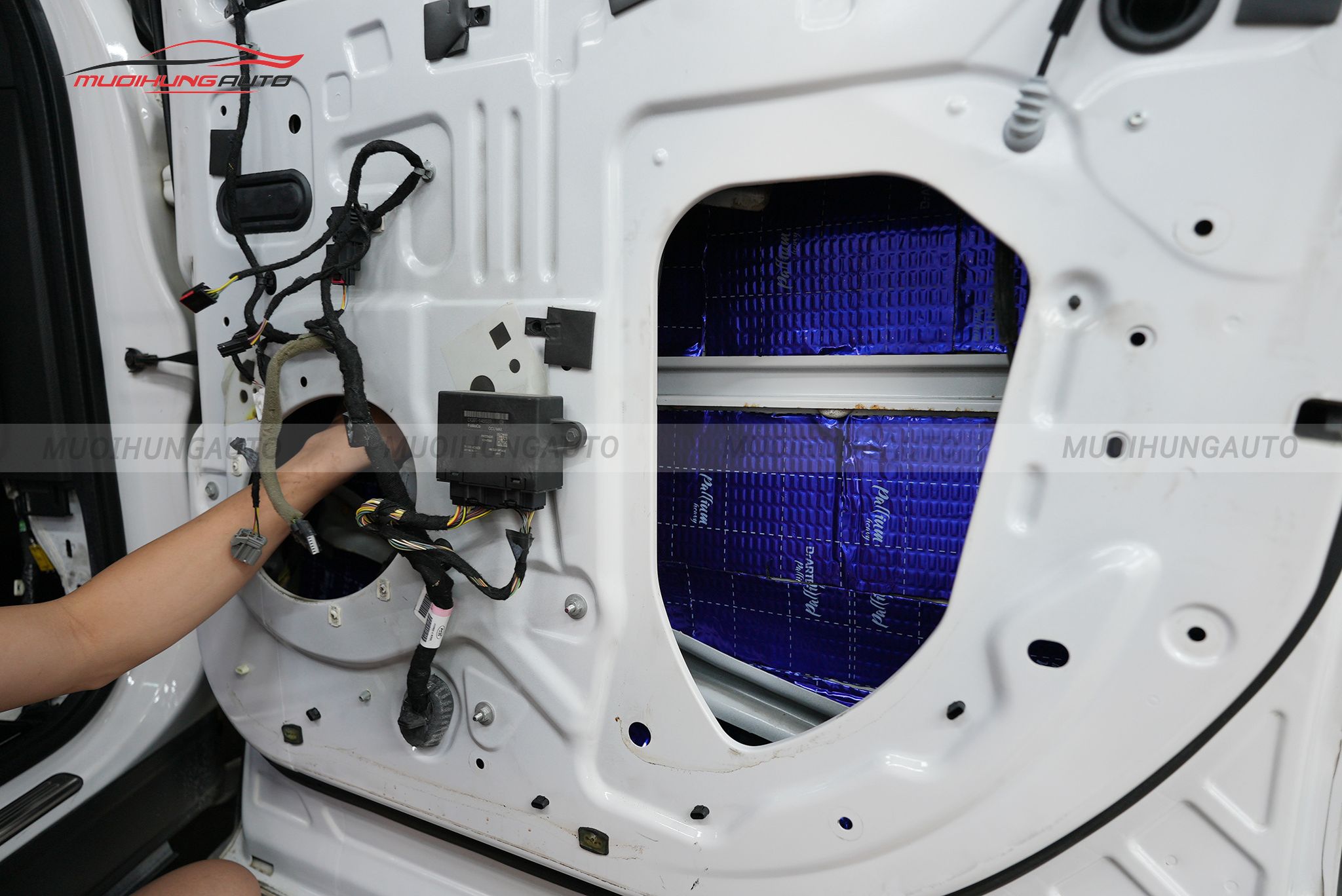 Cách âm chống ồn 4 cửa xe Ford Explorer