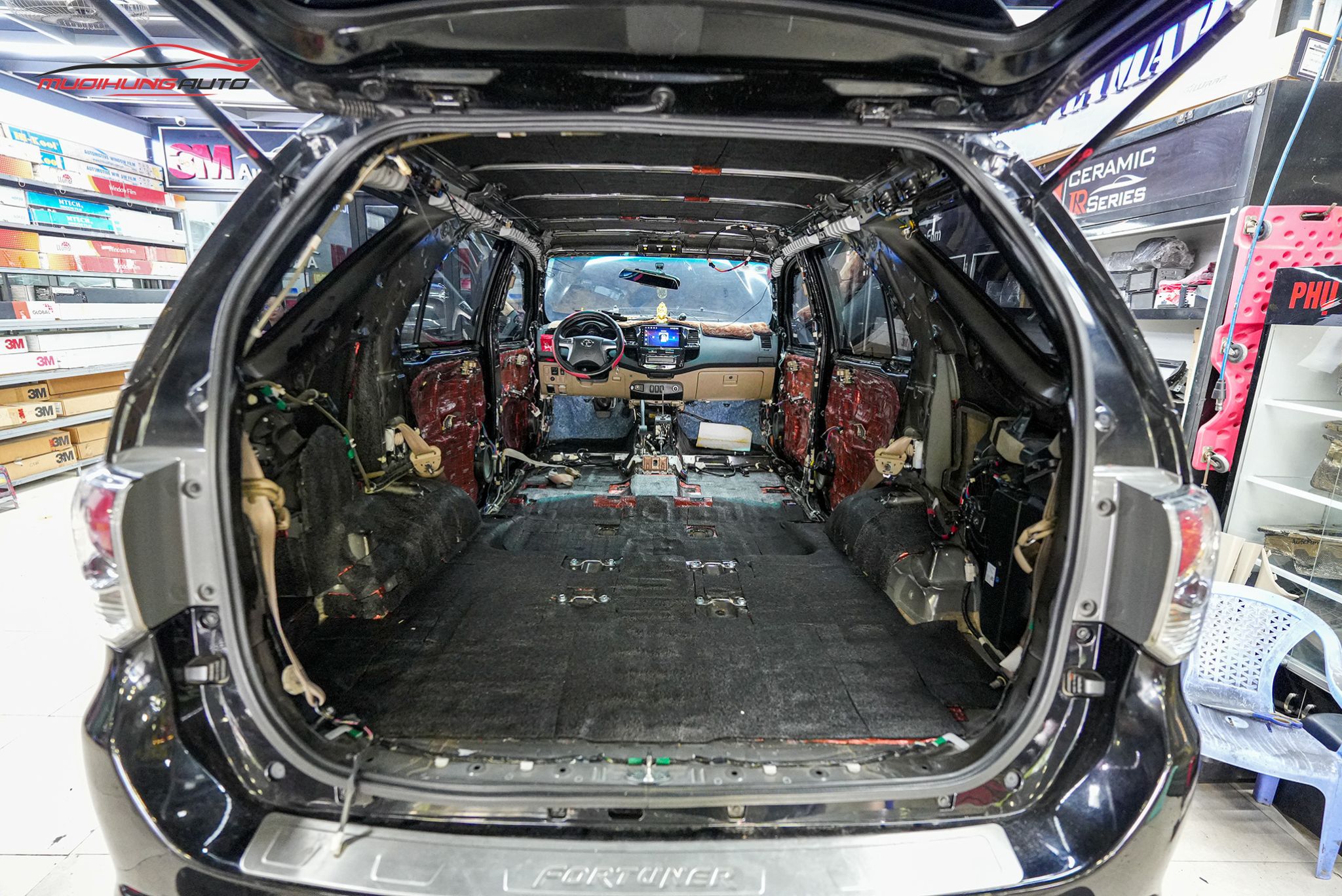 Cách âm chống ồn cốp xe Toyota Fortuner 2015