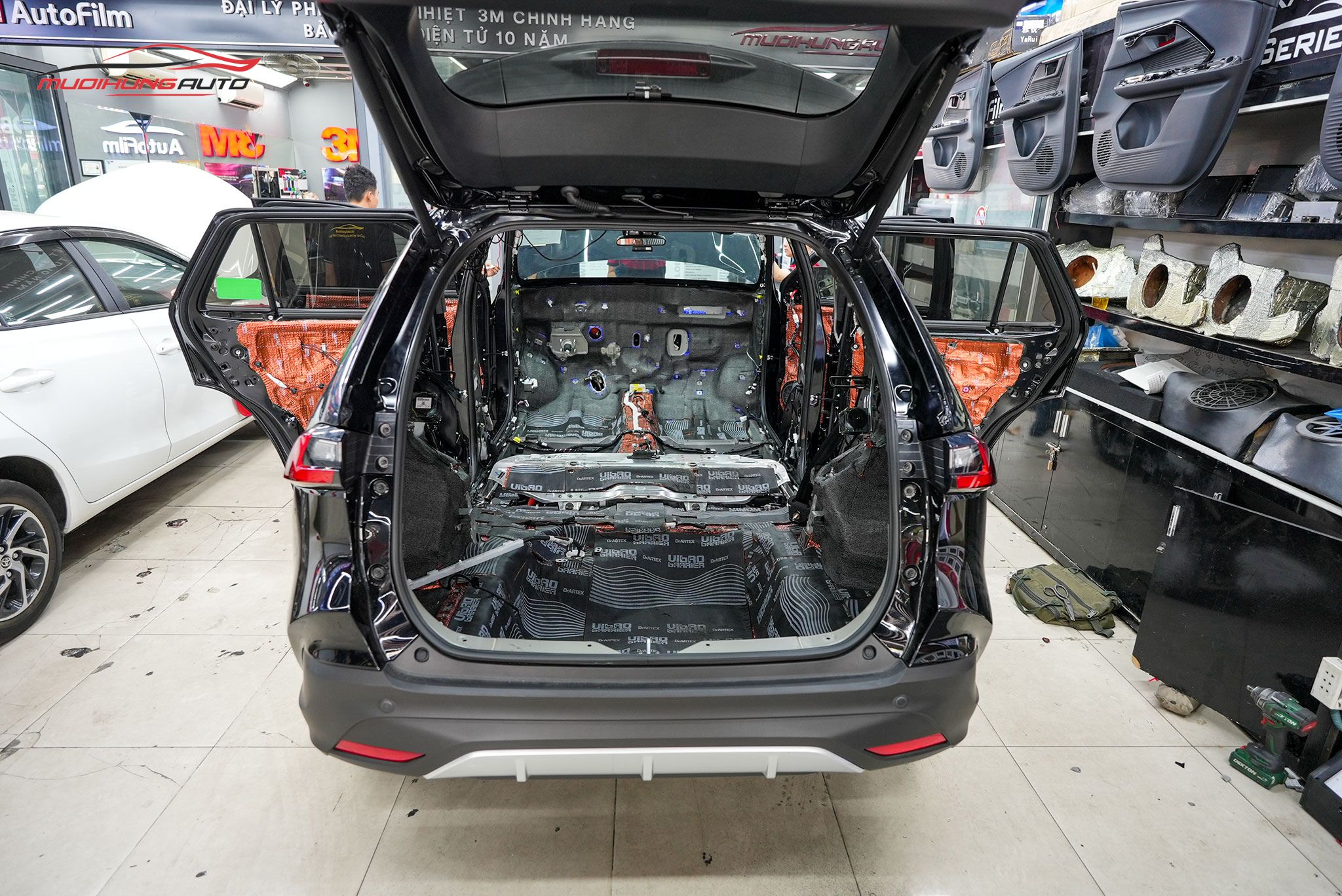 Cách âm chống ồn cốp xe Toyota Yaris Cross 2024