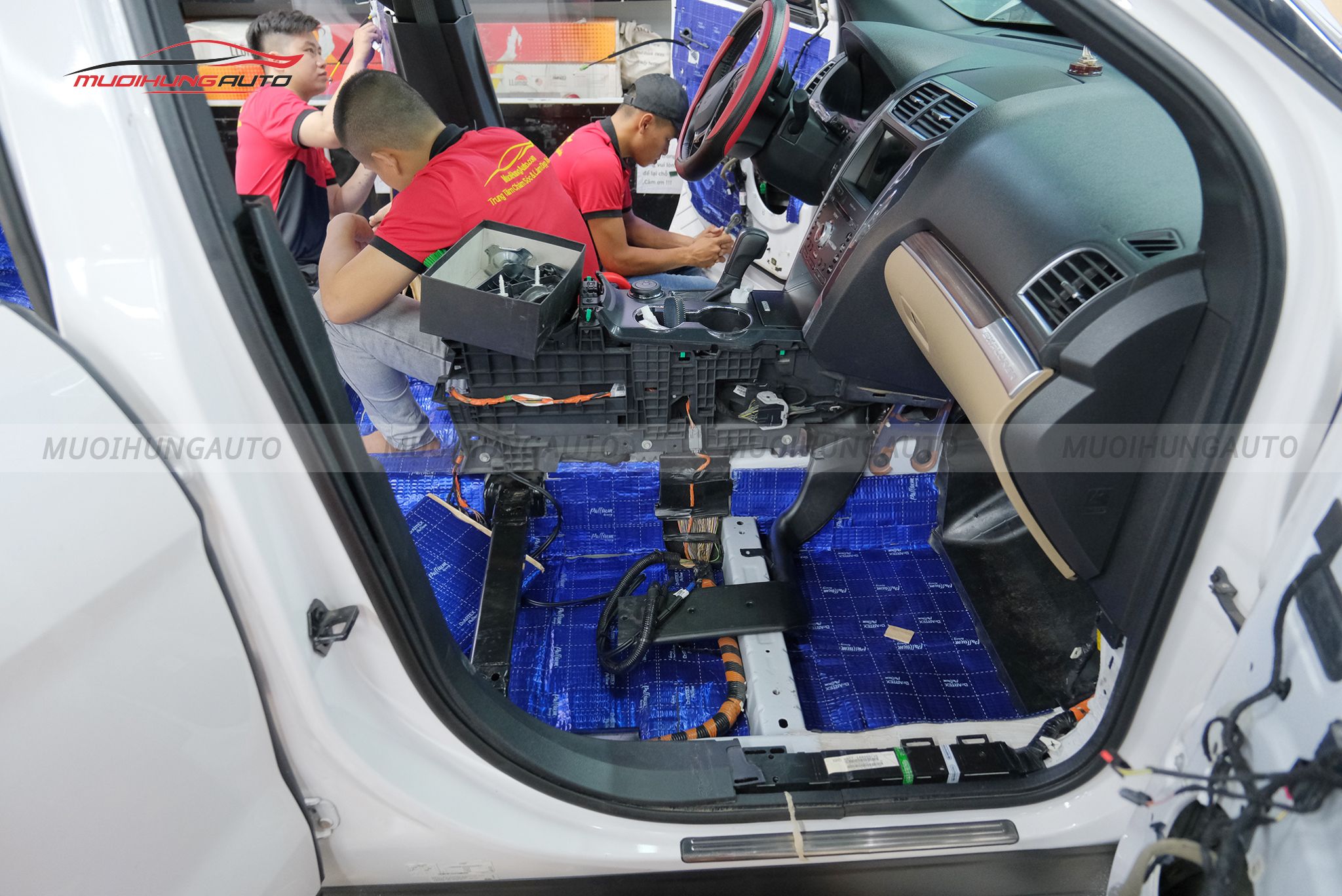 Cách âm chống ồn sàn xe Ford Explorer