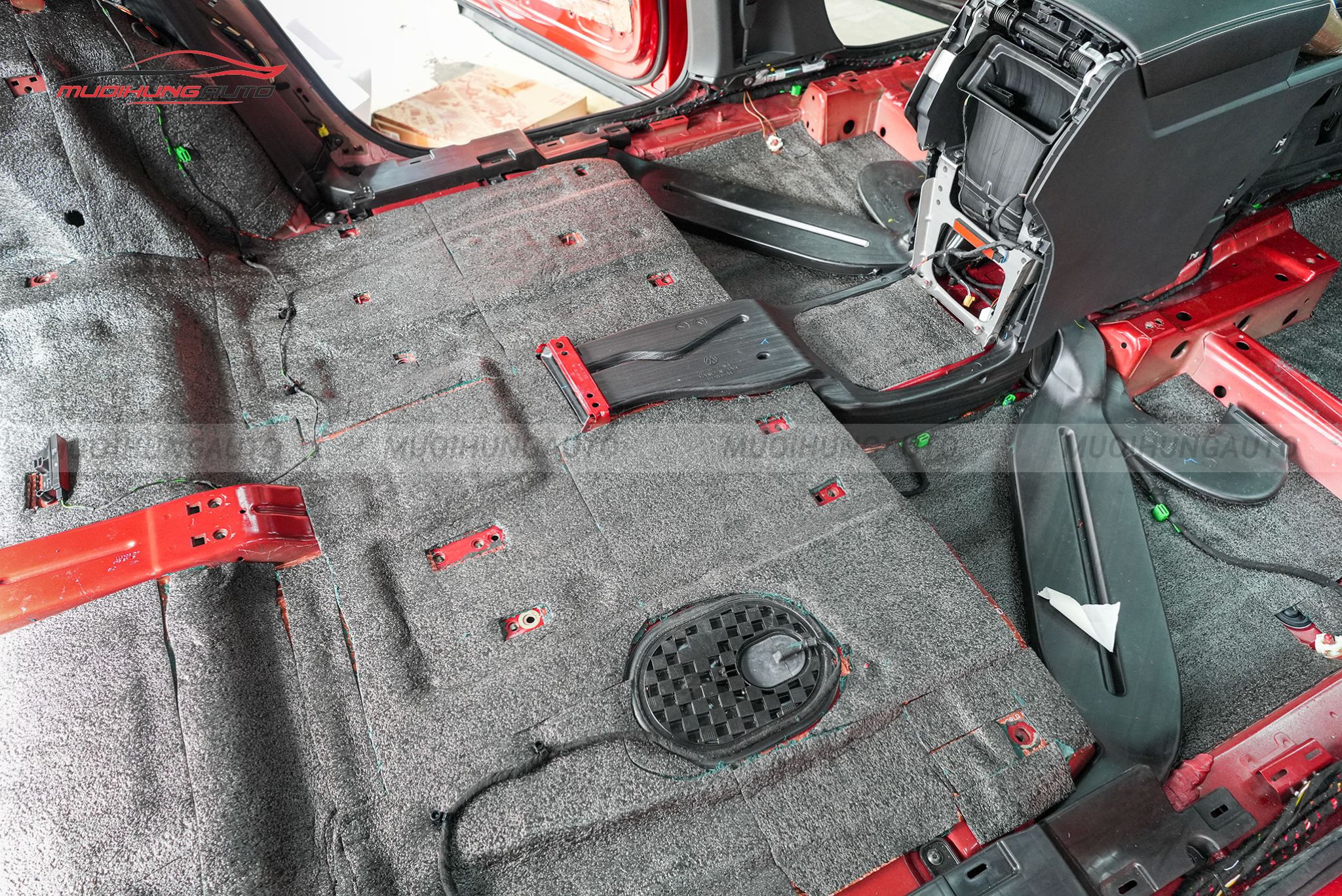 Cách âm chống ồn sàn xe Volkswagen Teramont 2023