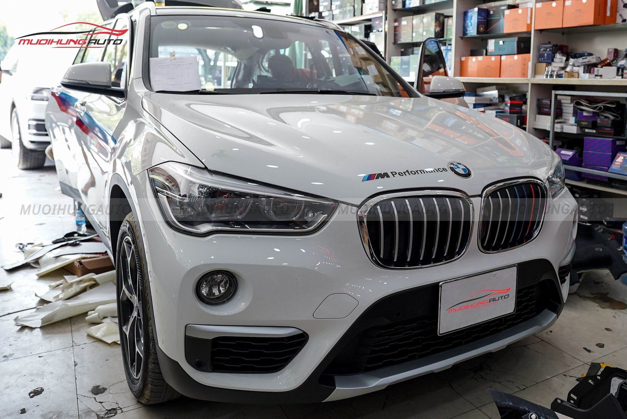 Cách âm cốp xe BMW X1