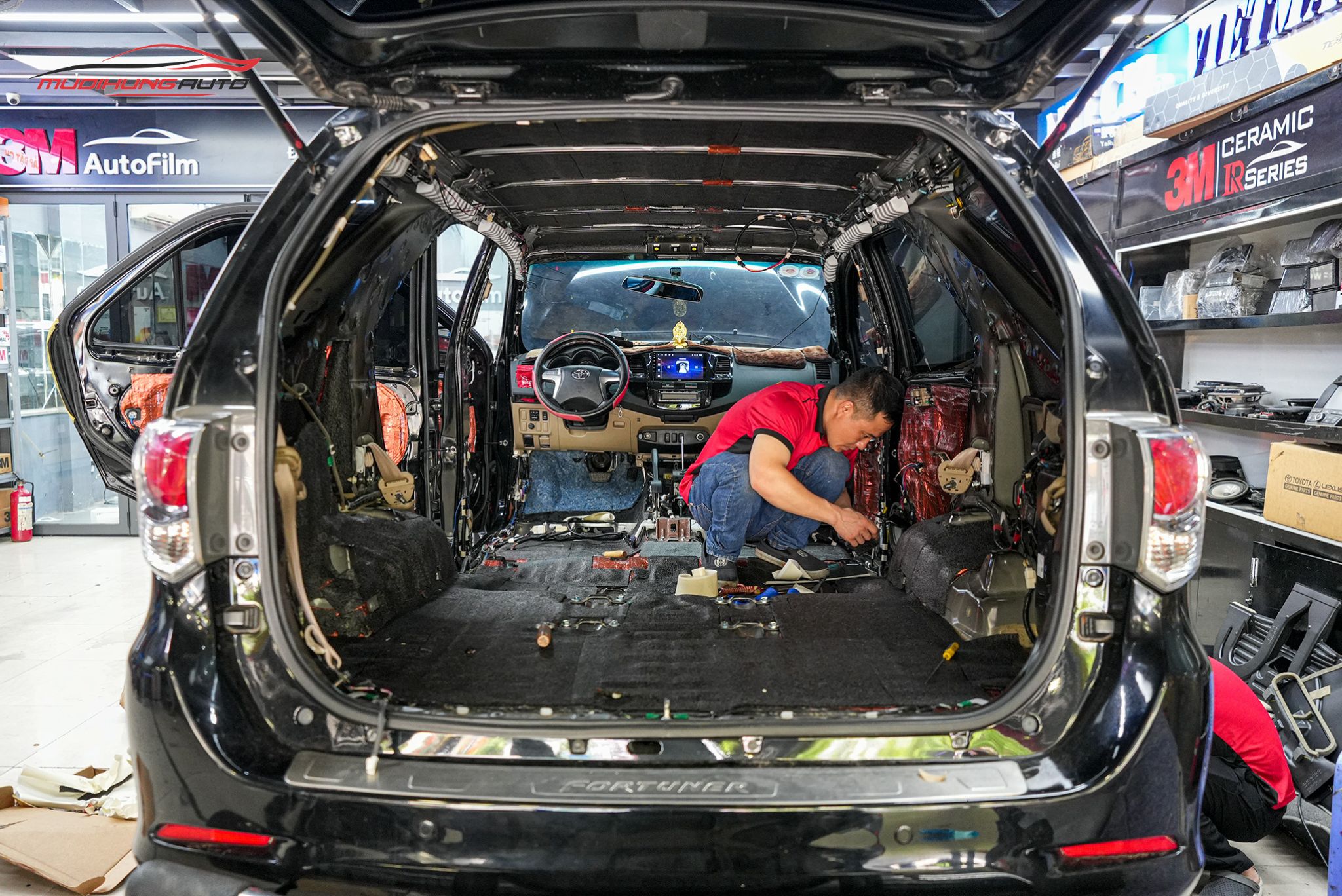 Cách âm cốp xe Toyota Fortuner 2015