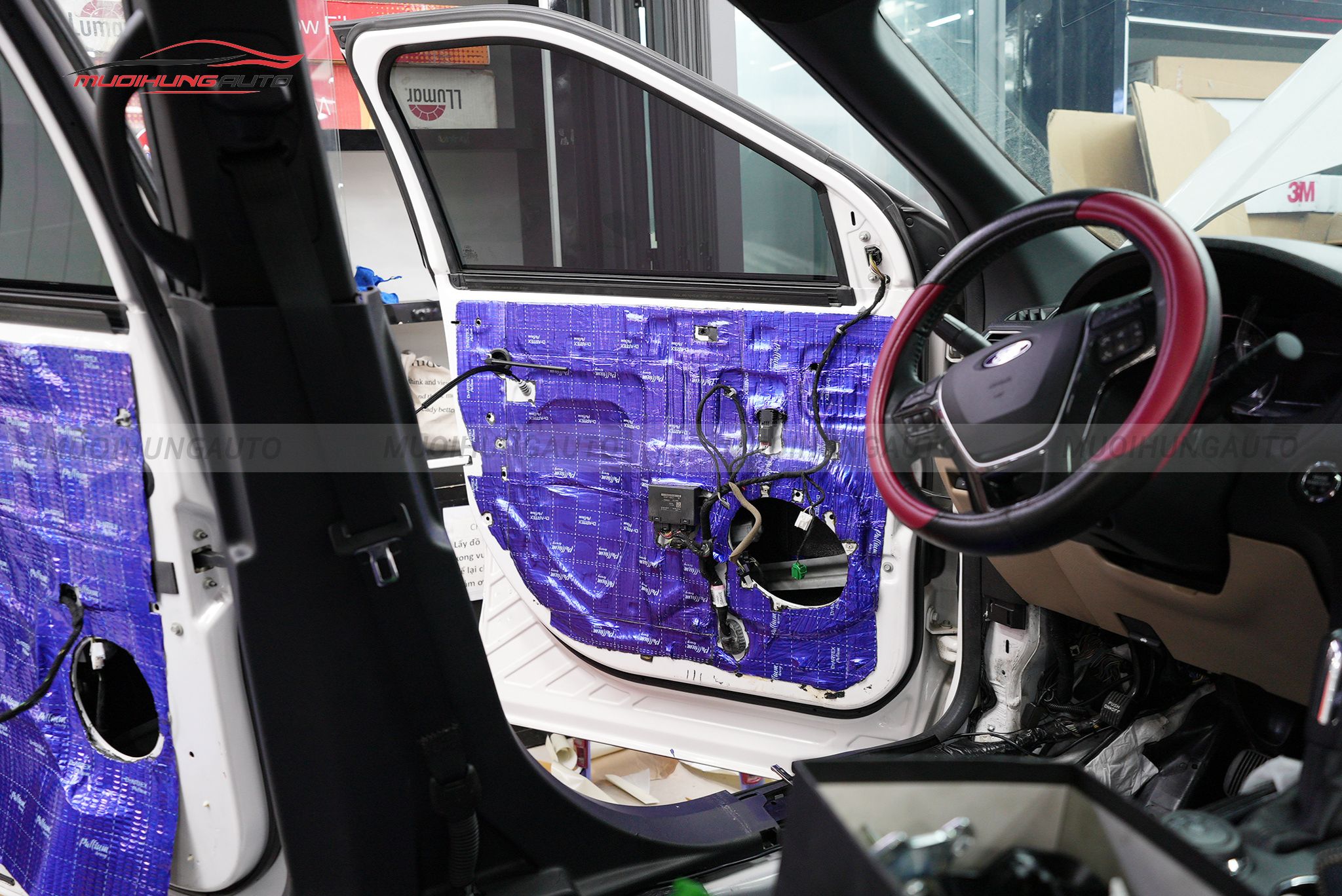 Cách âm cửa xe Ford Explorer