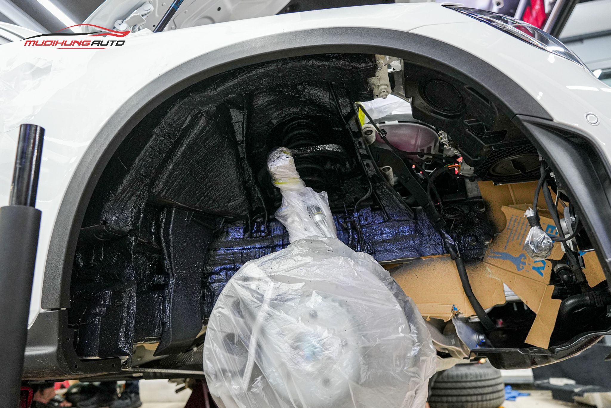 Cách âm hốc bánh cho Mercedes GLC 300