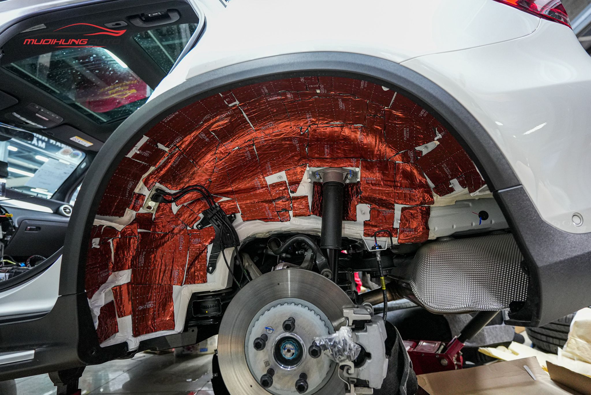 Cách âm hốc bánh xe Mercedes GLC 300