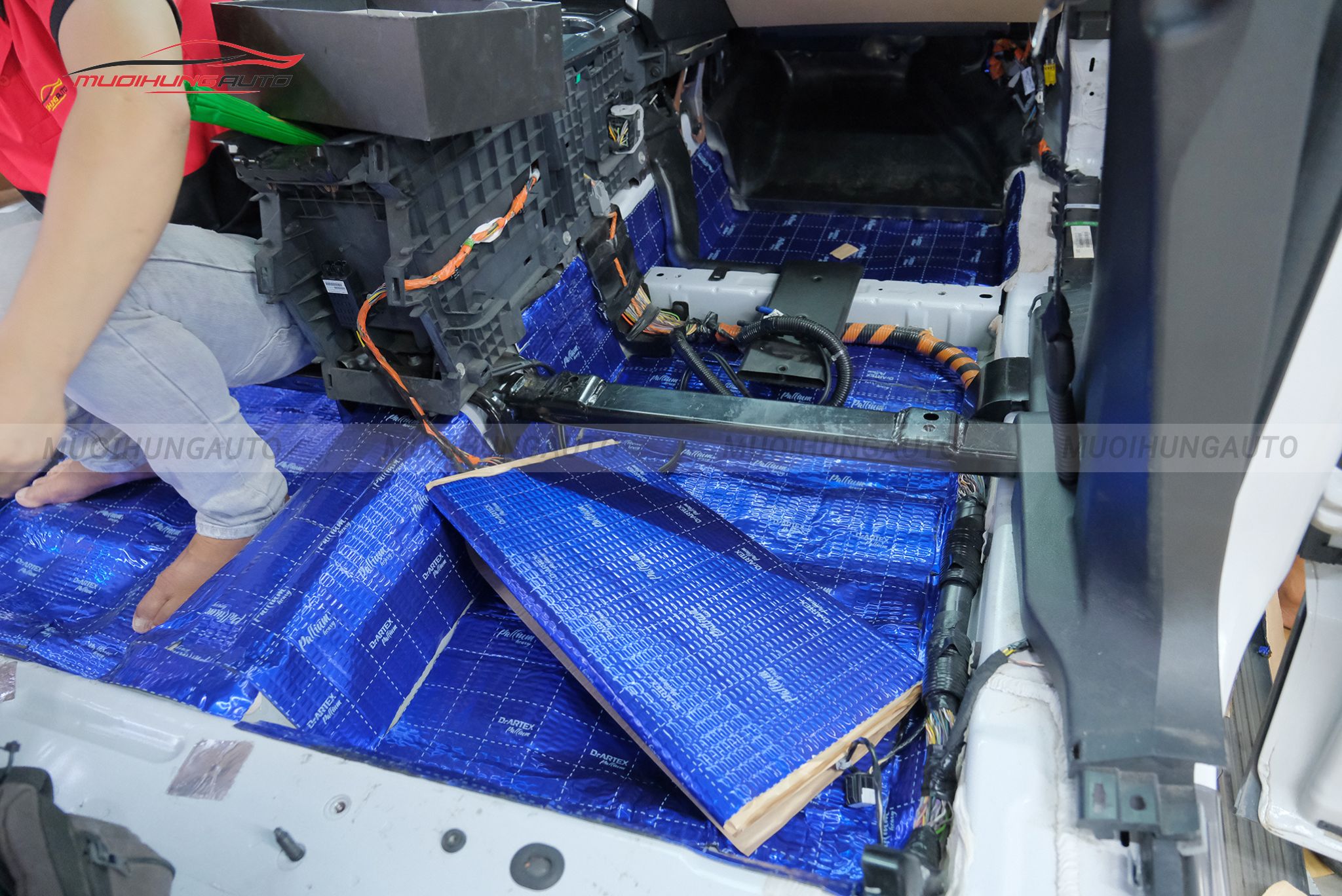 Cách âm sàn xe Ford Explorer