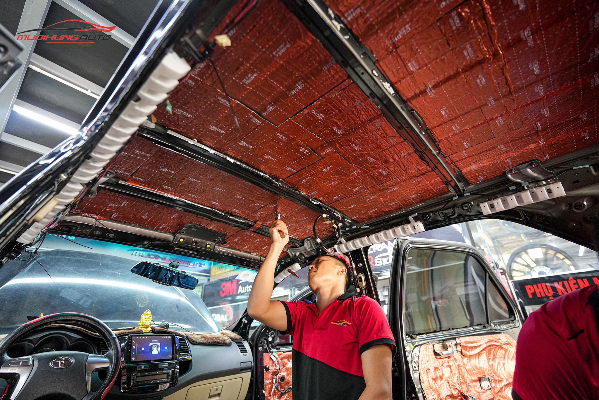 Cách âm trần xe Toyota Fortuner 2015