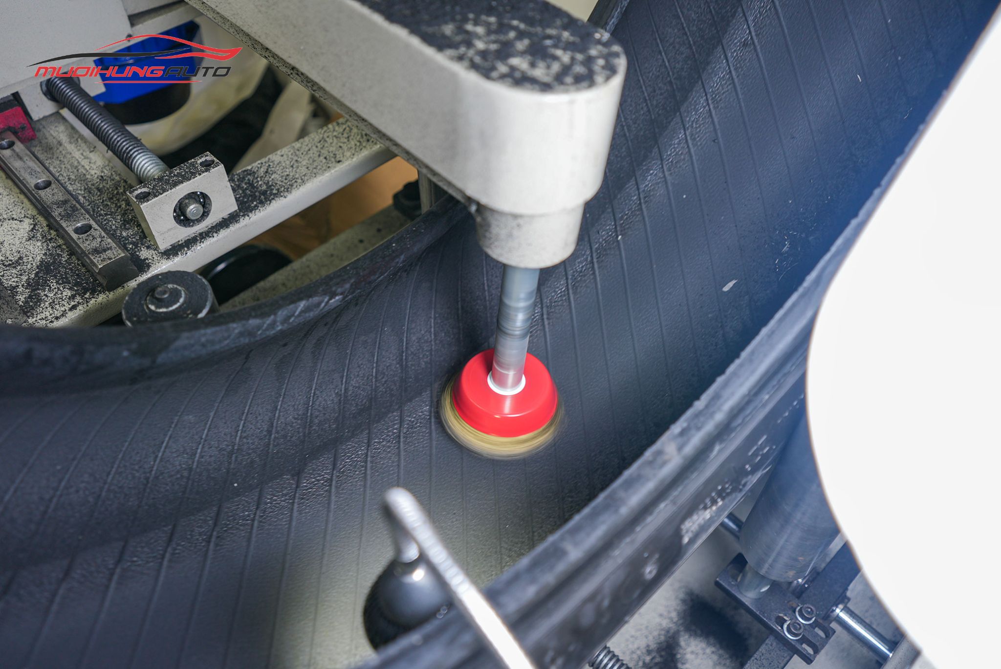 Cận cảnh lốp được xử lý trước khi tráng