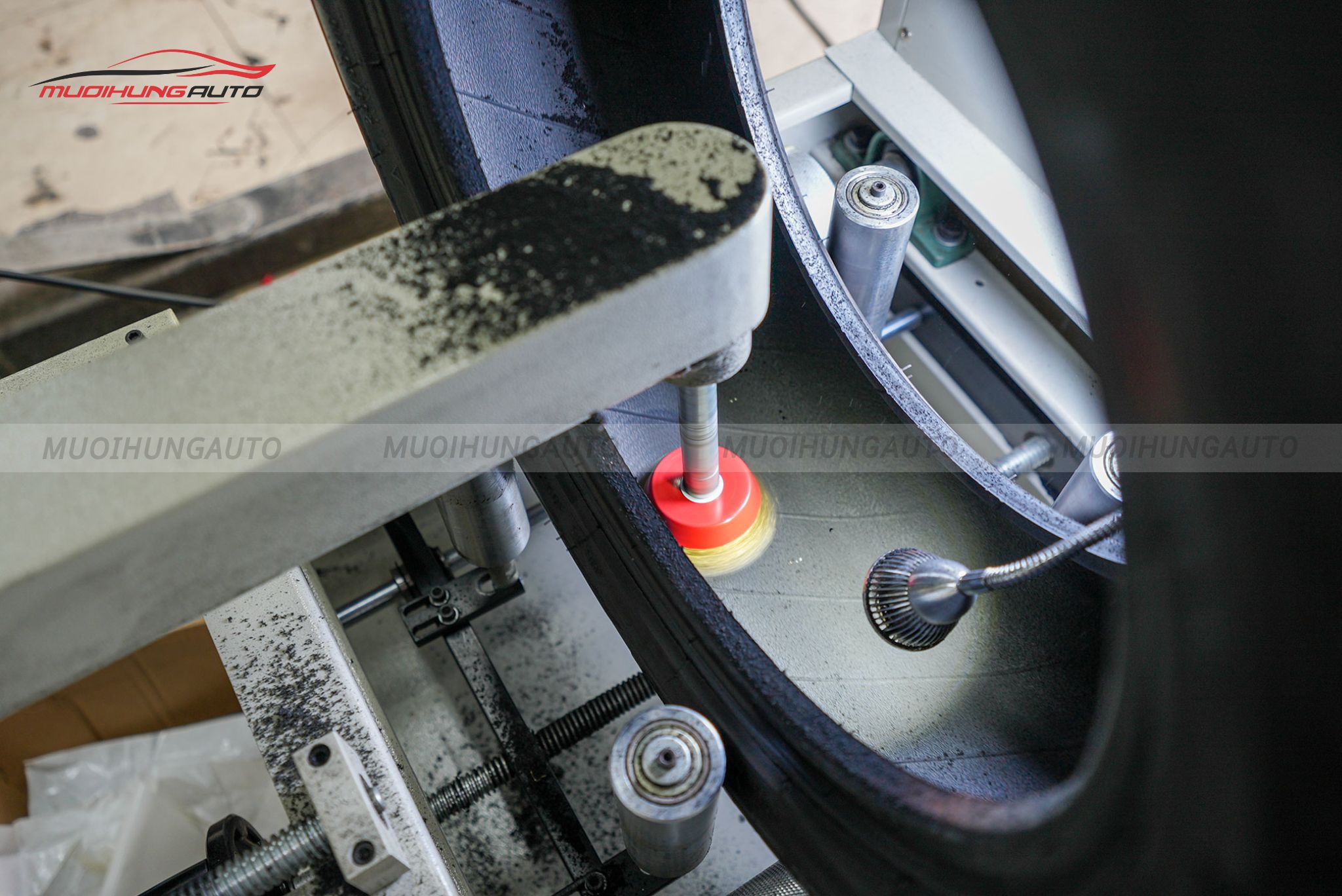 Cận cảnh lốp được xử lý trước khi tráng