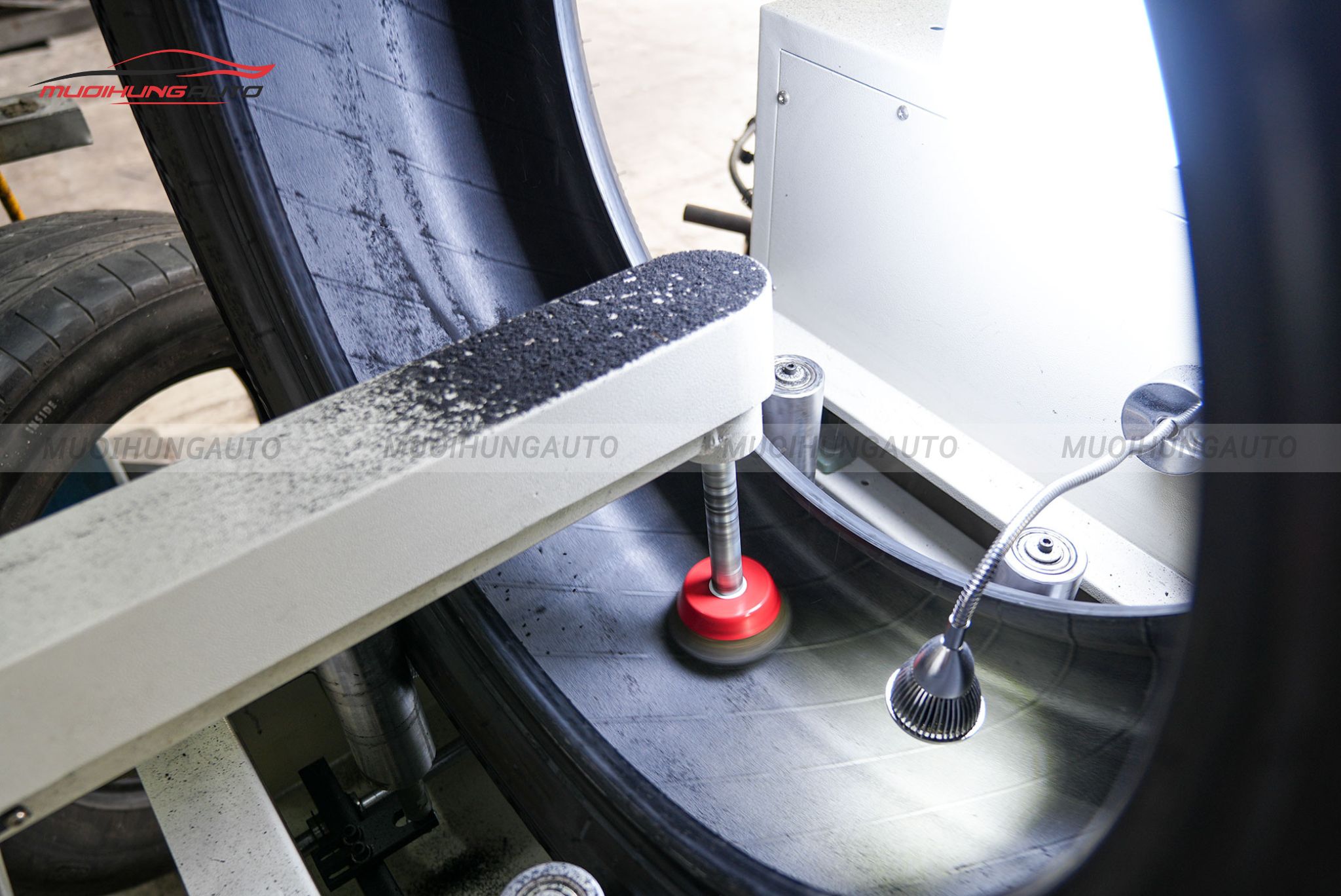 Cận cảnh lốp được xử lý trước khi tráng