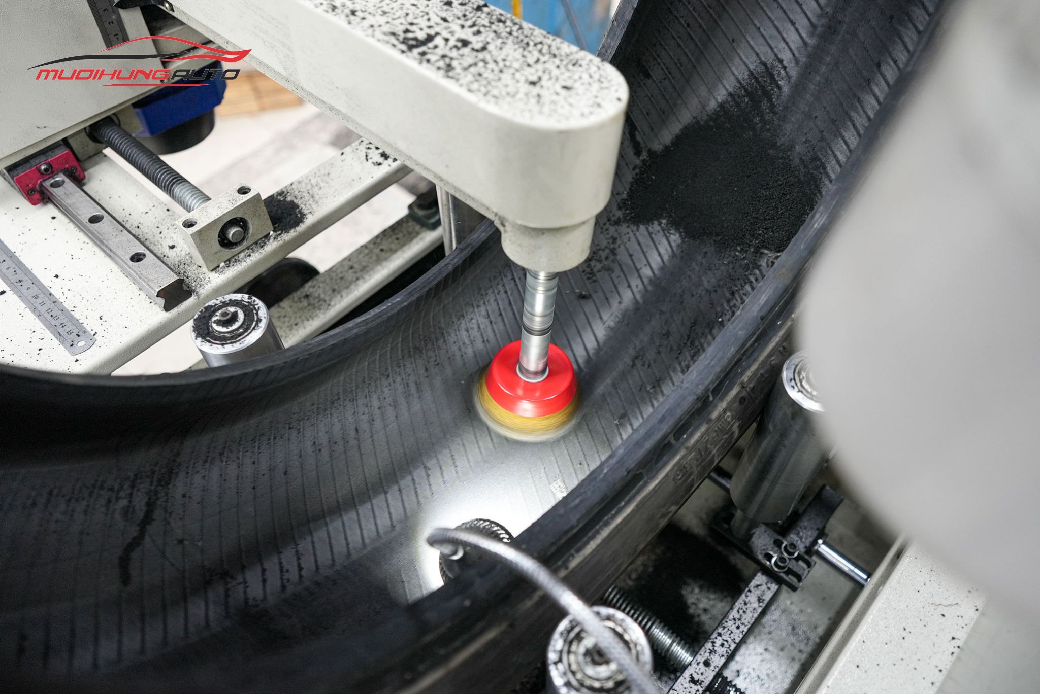 Cận cảnh lốp được xử lý trước khi tráng