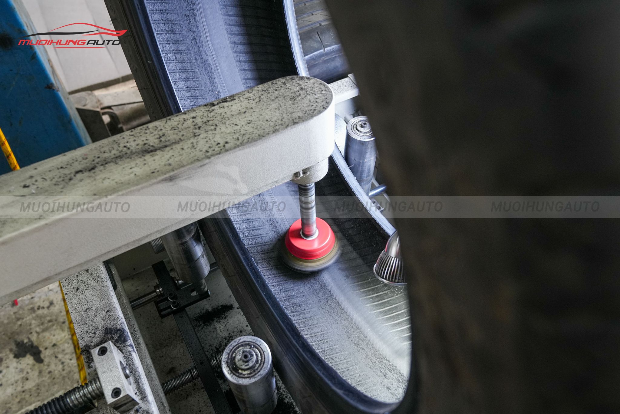 Cận cảnh lốp được xử lý trước khi tráng