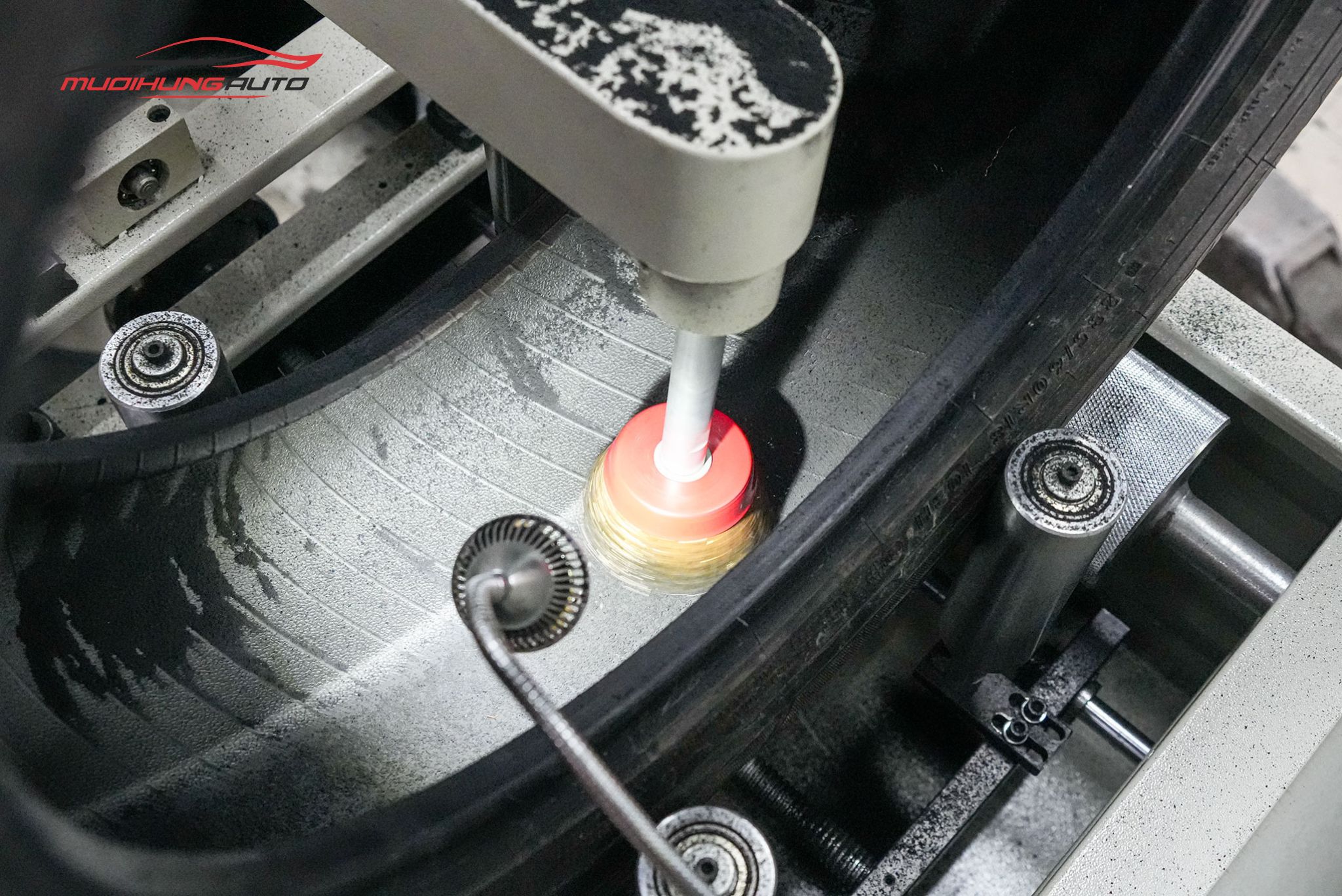 Cận cảnh quá trình xử lý lốp trước khi tráng