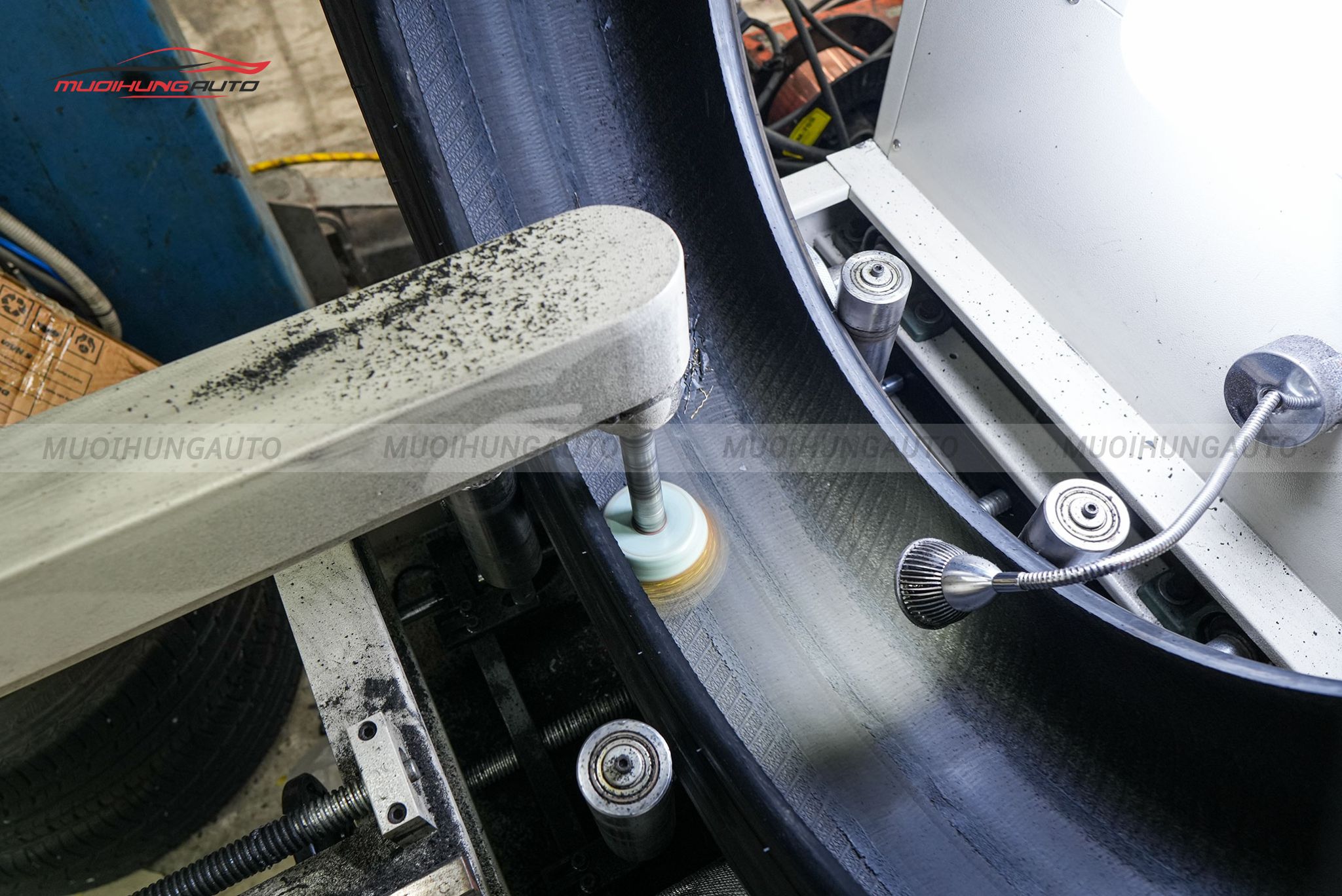 Cận cảnh lốp được xử lý trước khi tráng