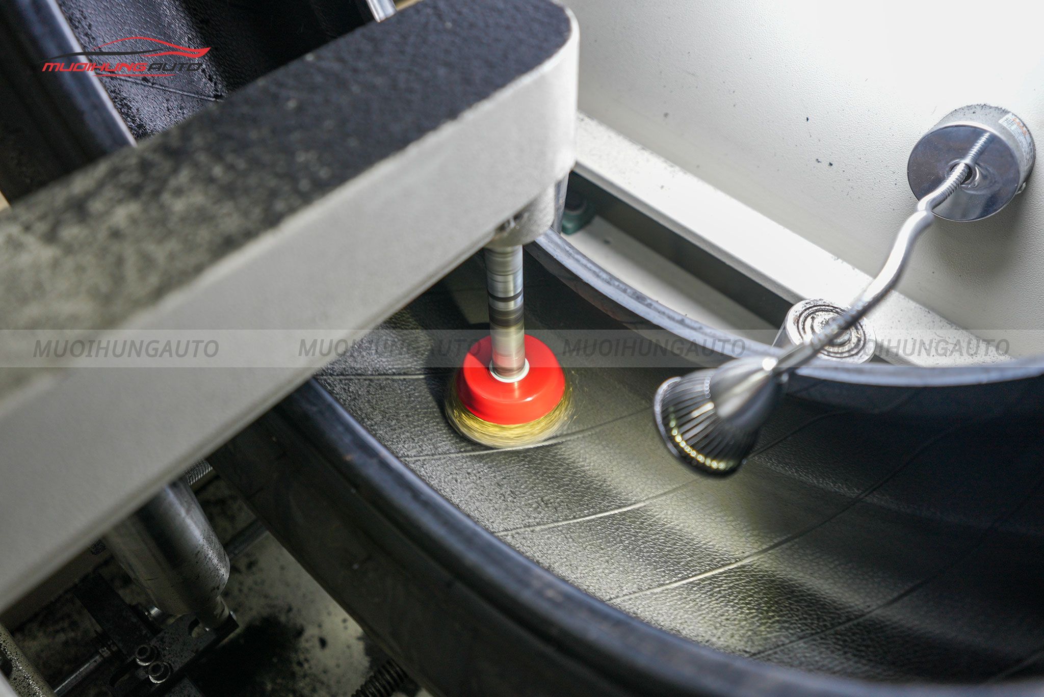 Cận cảnh lốp được xử lý trước khi tráng