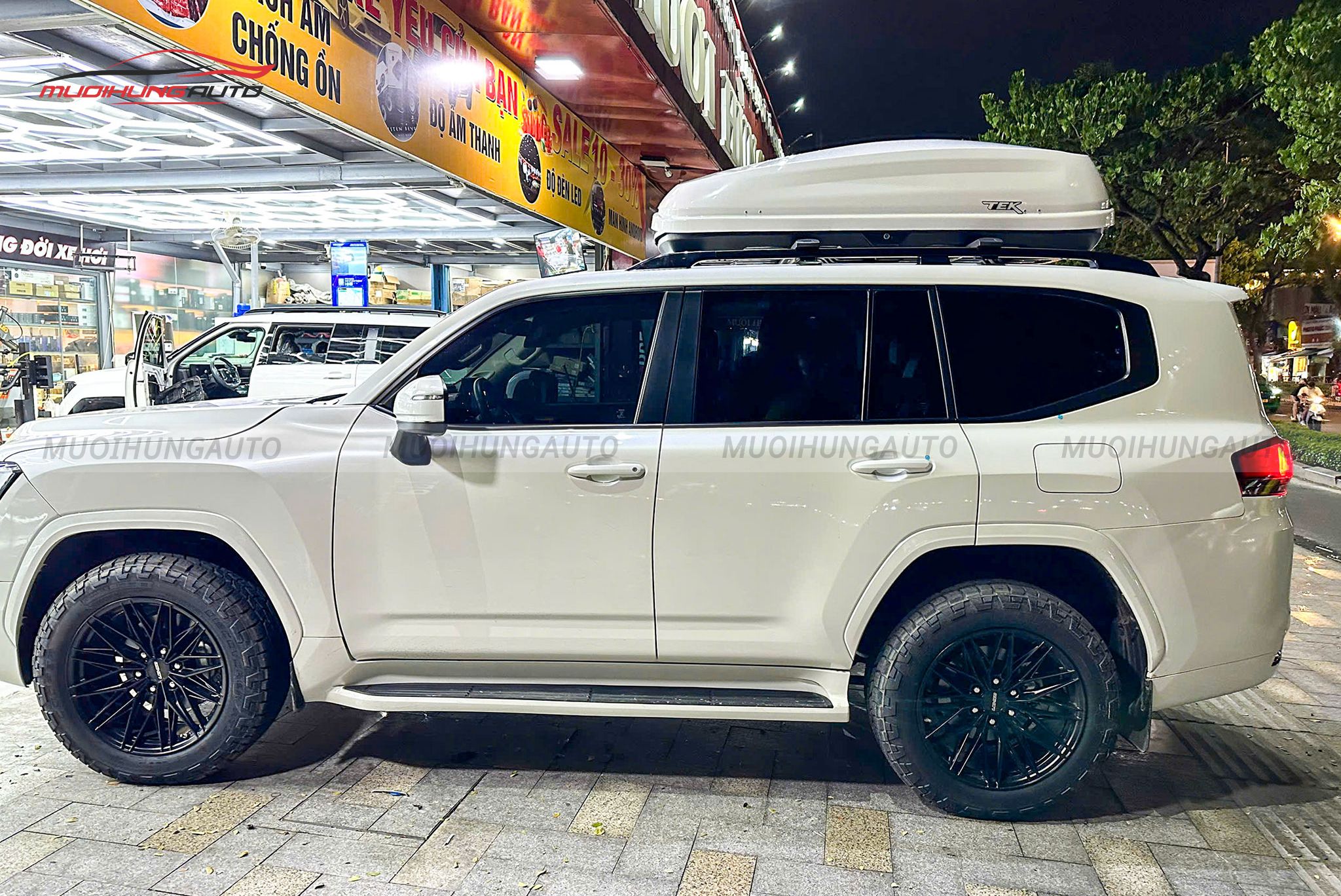 Cốp nóc xe Toyota Land Cruiser 2024